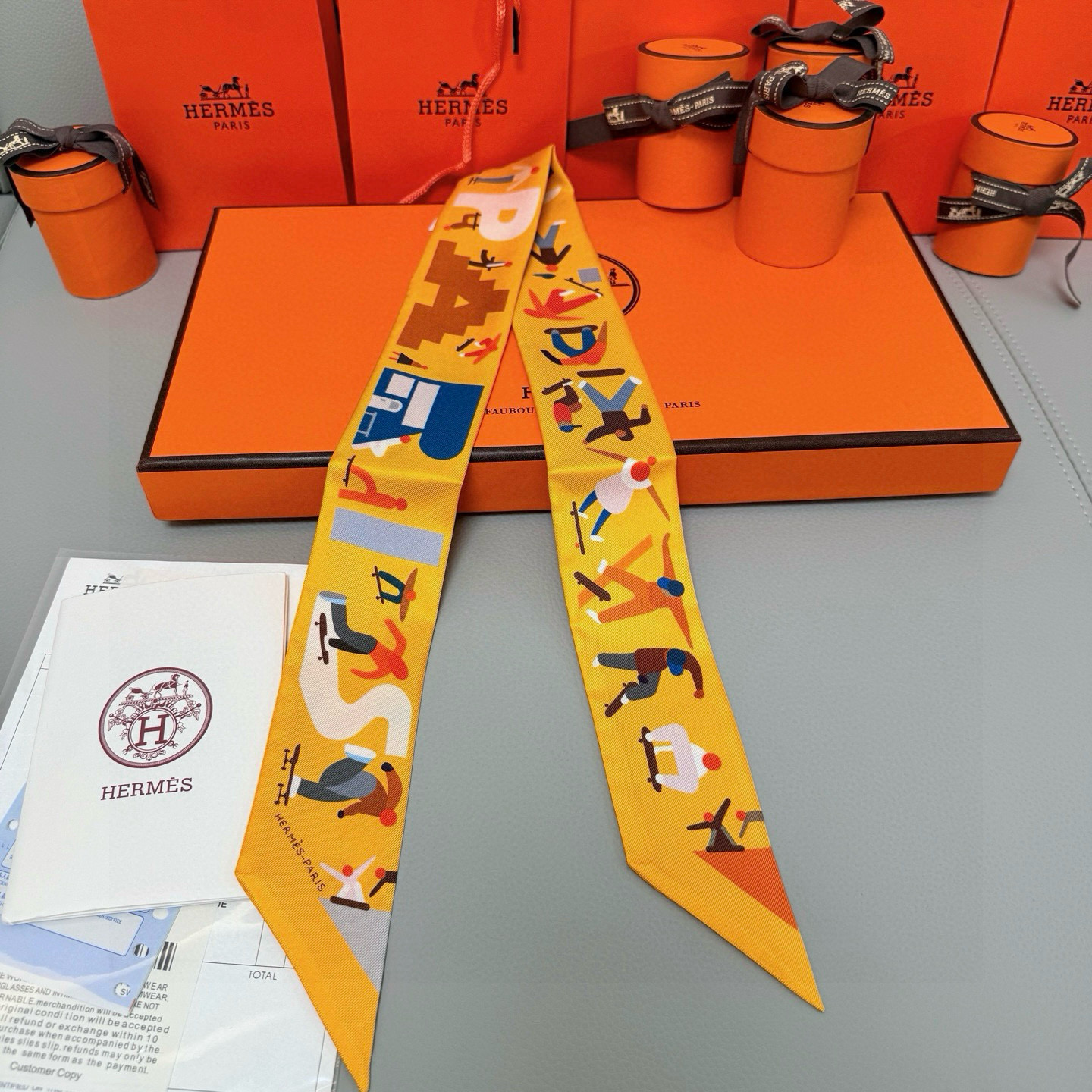 。爱马仕Hermes “自由姿態 ”Twilly小丝巾
Twilly真丝缎带（100%桑蚕丝）。
这款小