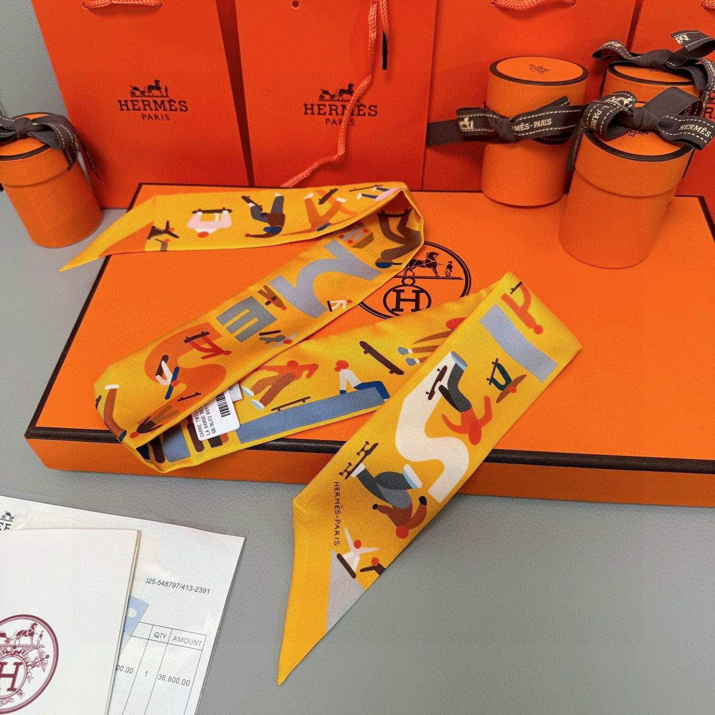 。爱马仕Hermes “自由姿態 ”Twilly小丝巾
Twilly真丝缎带（100%桑蚕丝）。
这款小