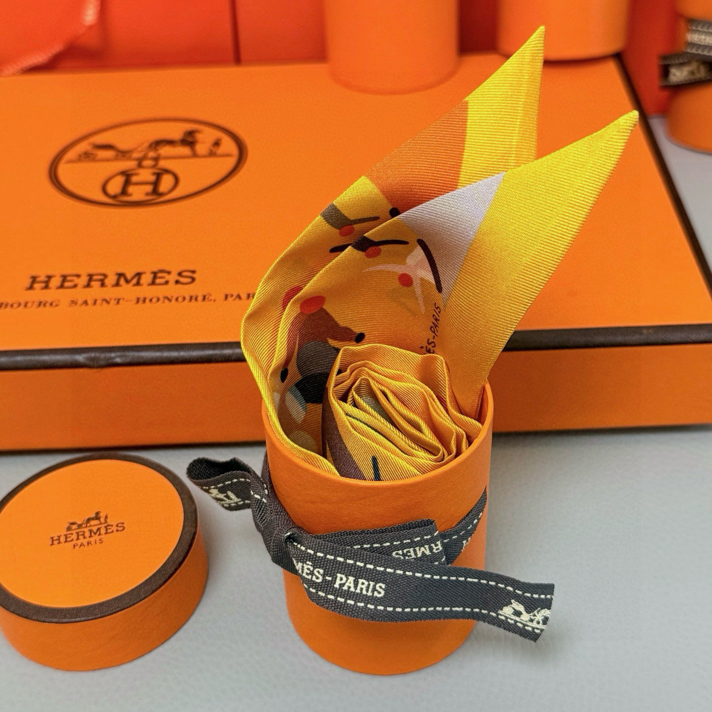 。爱马仕Hermes “自由姿態 ”Twilly小丝巾
Twilly真丝缎带（100%桑蚕丝）。
这款小