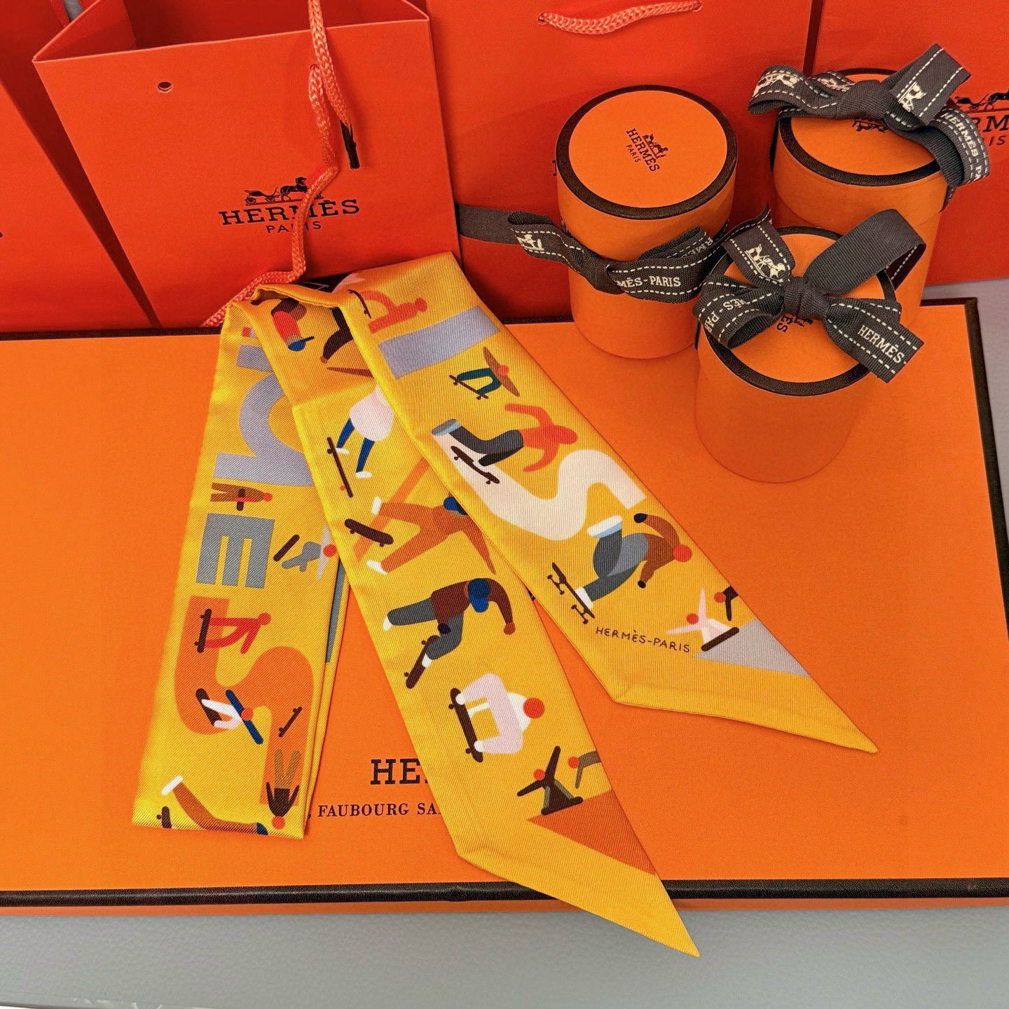 。爱马仕Hermes “自由姿態 ”Twilly小丝巾
Twilly真丝缎带（100%桑蚕丝）。
这款小