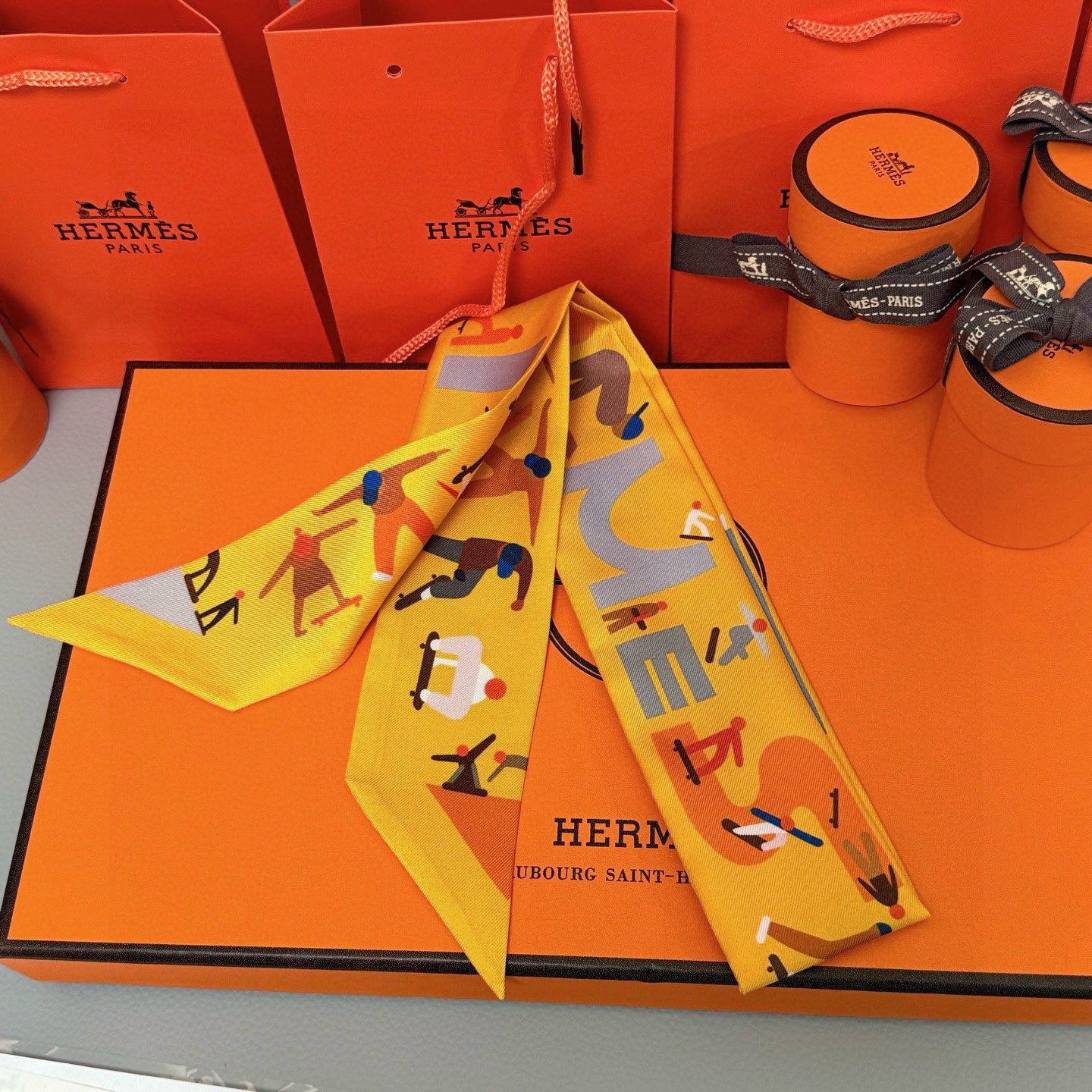 。爱马仕Hermes “自由姿態 ”Twilly小丝巾
Twilly真丝缎带（100%桑蚕丝）。
这款小