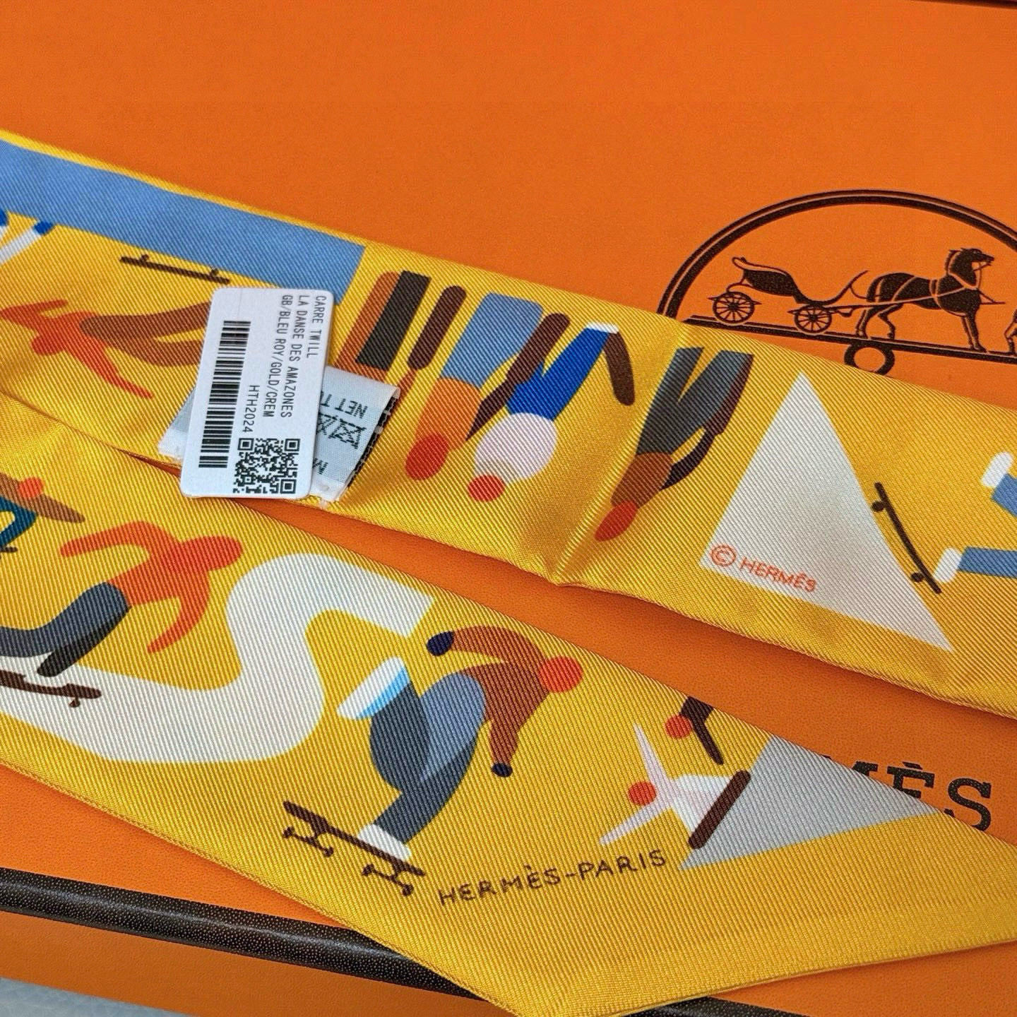 。爱马仕Hermes “自由姿態 ”Twilly小丝巾
Twilly真丝缎带（100%桑蚕丝）。
这款小
