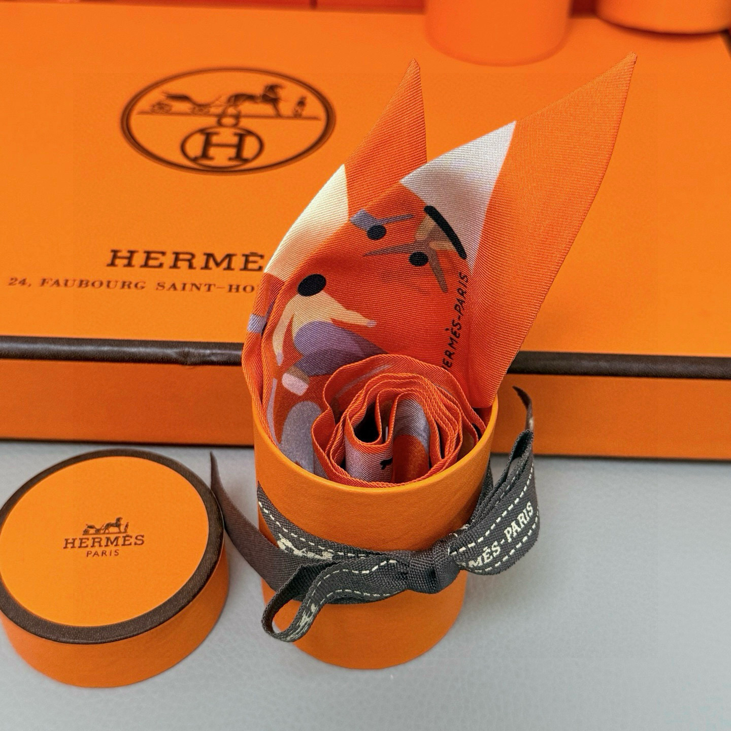 。爱马仕Hermes “自由姿態 ”Twilly小丝巾
Twilly真丝缎带（100%桑蚕丝）。
这款小