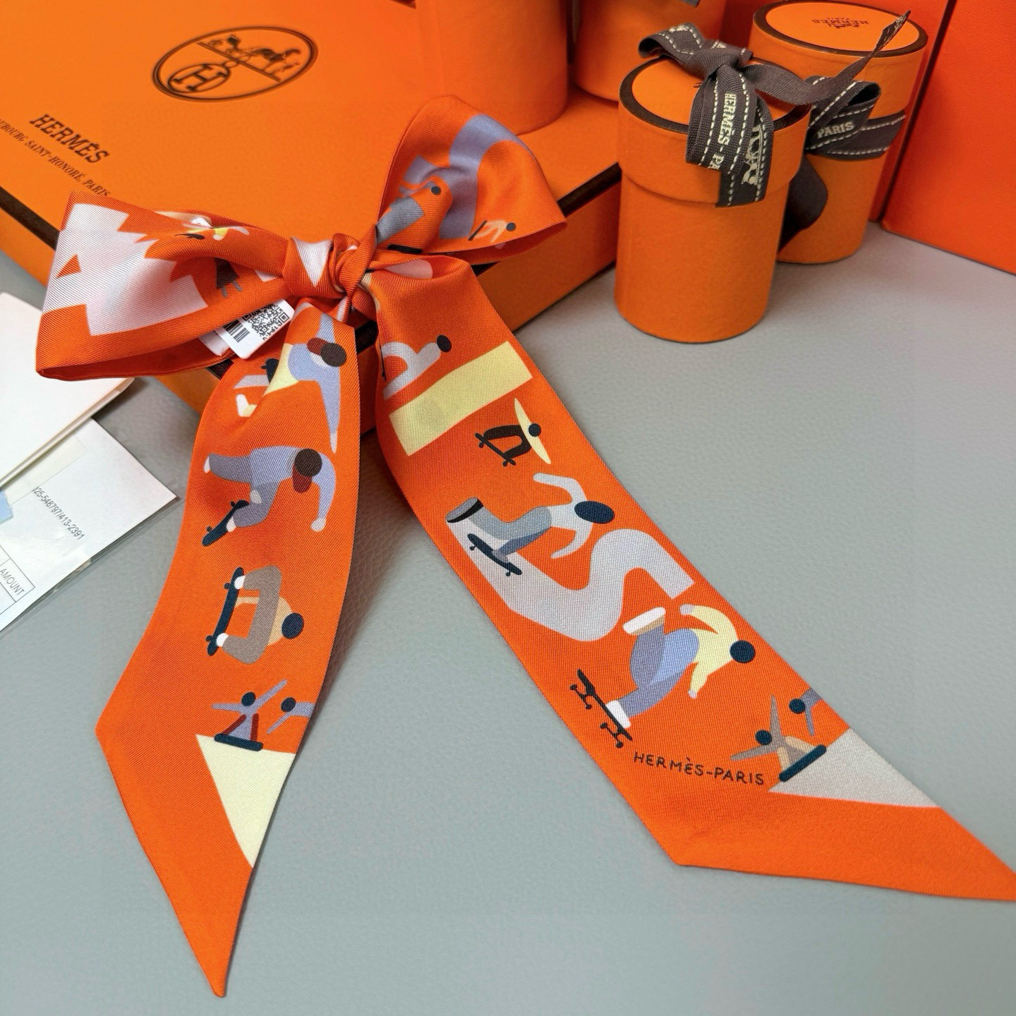 。爱马仕Hermes “自由姿態 ”Twilly小丝巾
Twilly真丝缎带（100%桑蚕丝）。
这款小