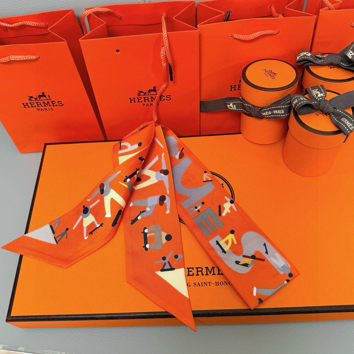 。爱马仕Hermes “自由姿態 ”Twilly小丝巾
Twilly真丝缎带（100%桑蚕丝）。
这款小