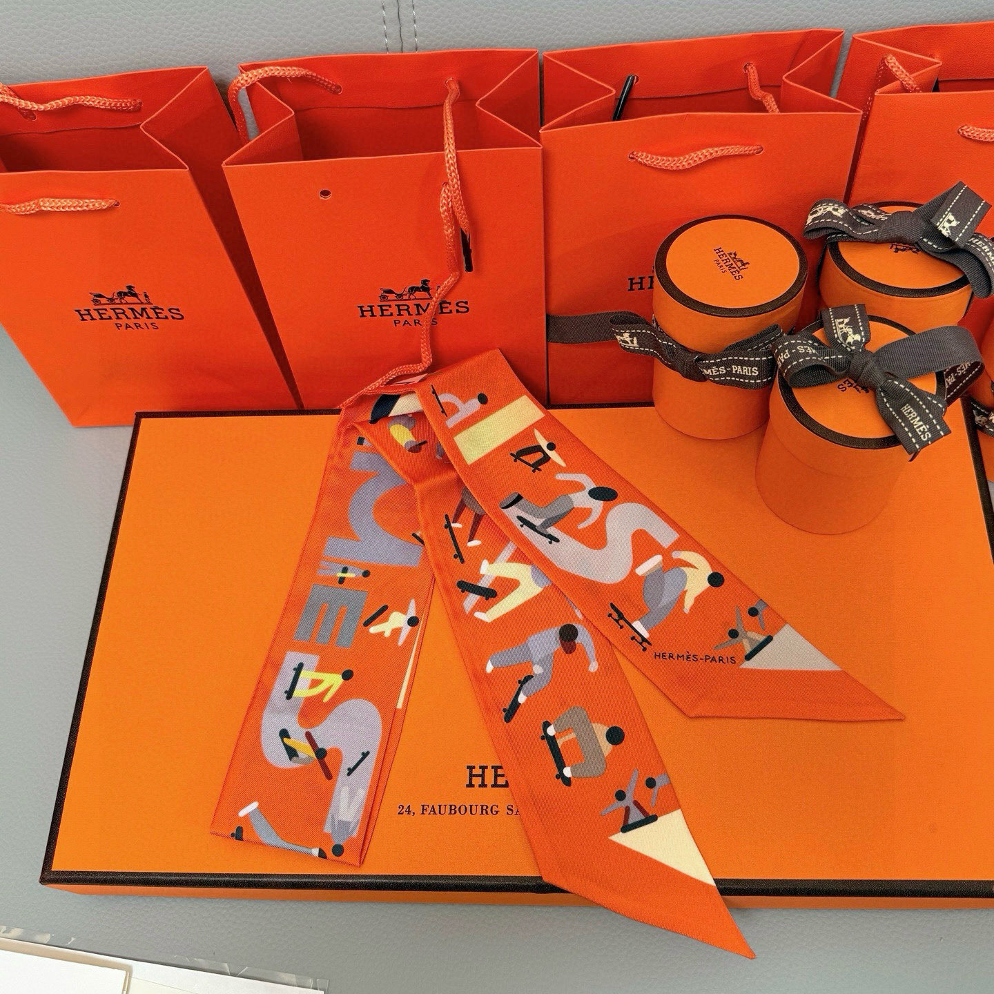 。爱马仕Hermes “自由姿態 ”Twilly小丝巾
Twilly真丝缎带（100%桑蚕丝）。
这款小