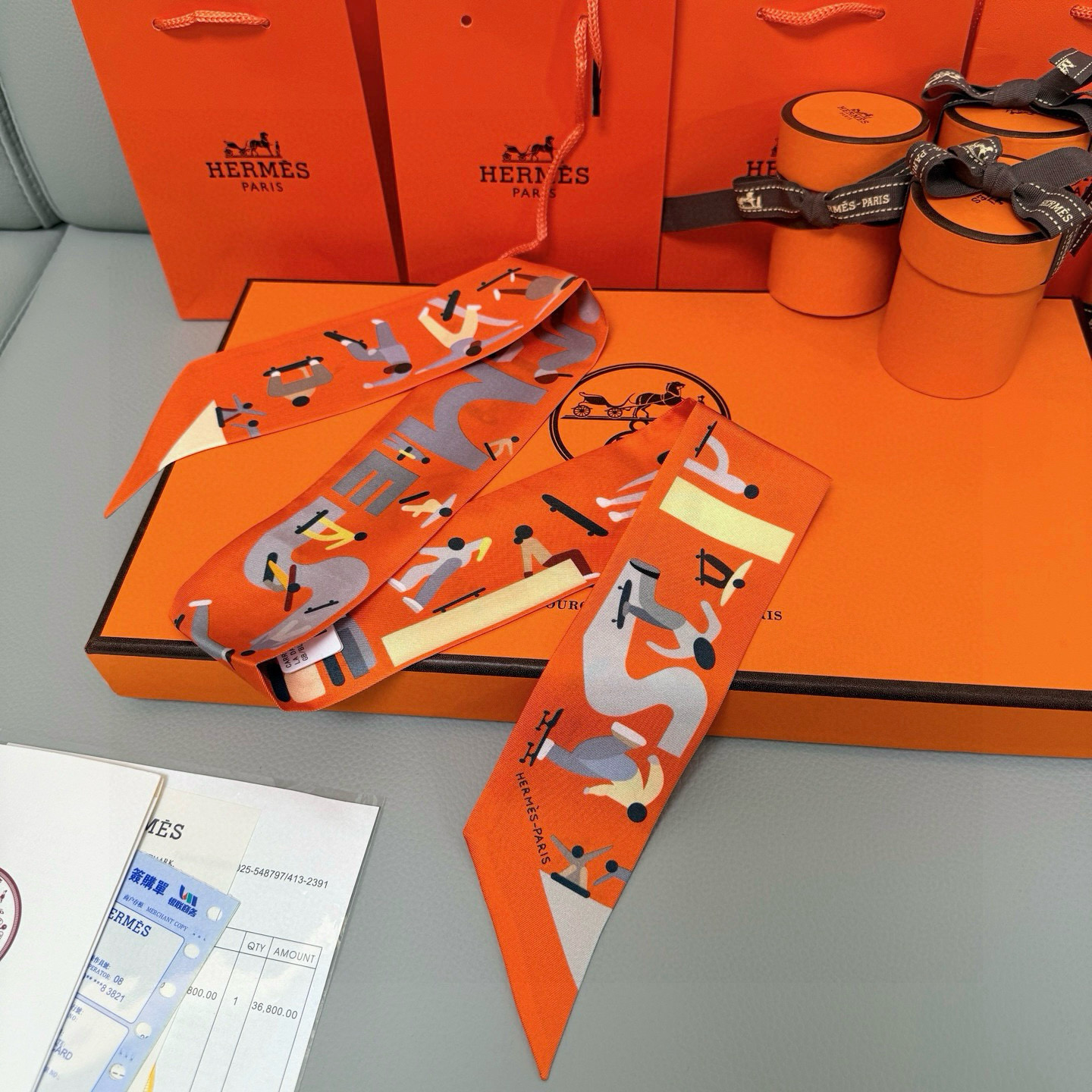 。爱马仕Hermes “自由姿態 ”Twilly小丝巾
Twilly真丝缎带（100%桑蚕丝）。
这款小