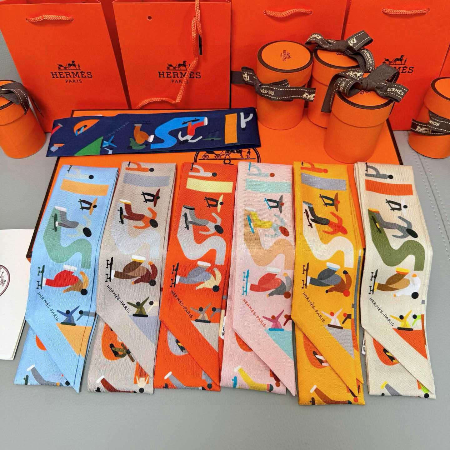 。爱马仕Hermes “自由姿態 ”Twilly小丝巾
Twilly真丝缎带（100%桑蚕丝）。
这款小