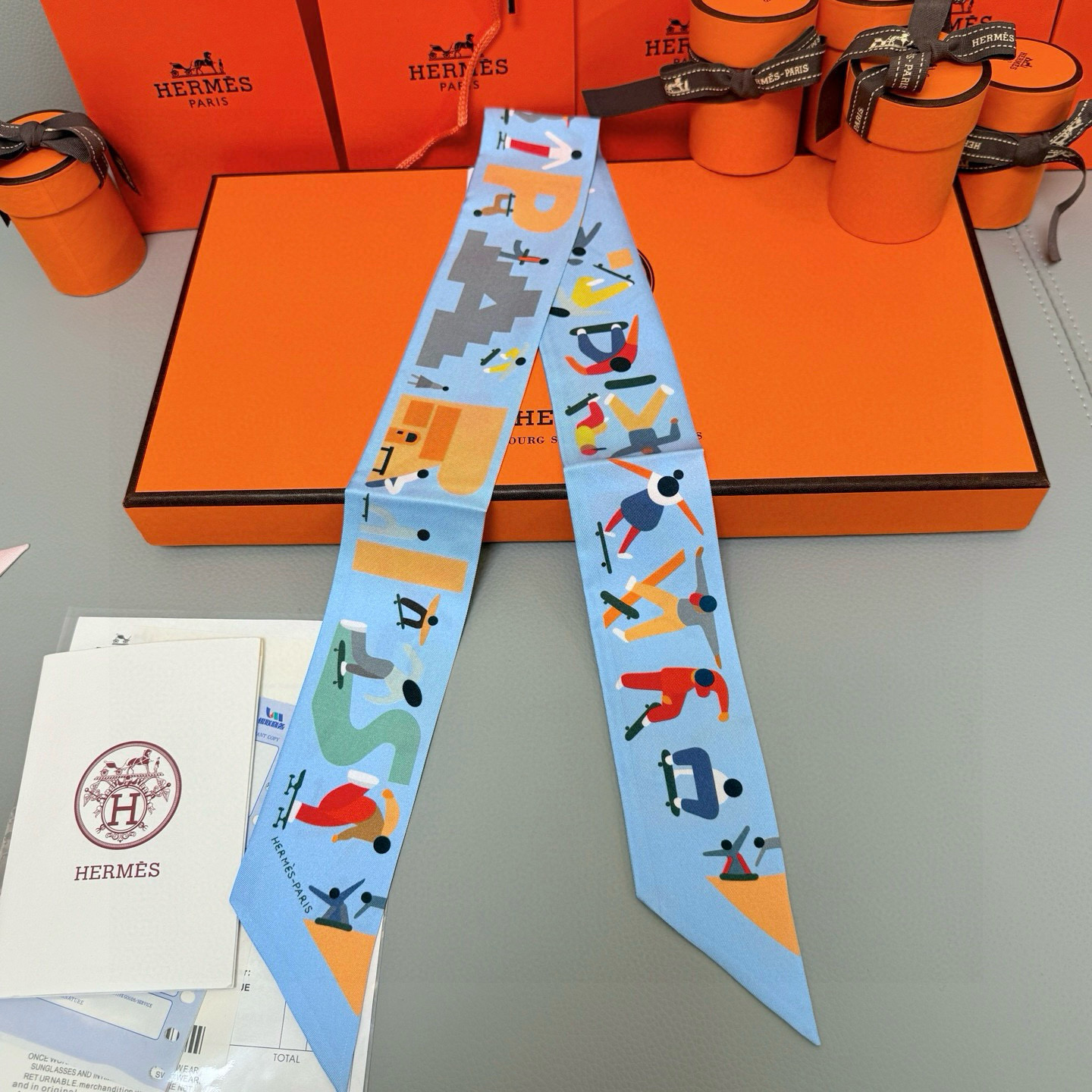 。爱马仕Hermes “自由姿態 ”Twilly小丝巾
Twilly真丝缎带（100%桑蚕丝）。
这款小