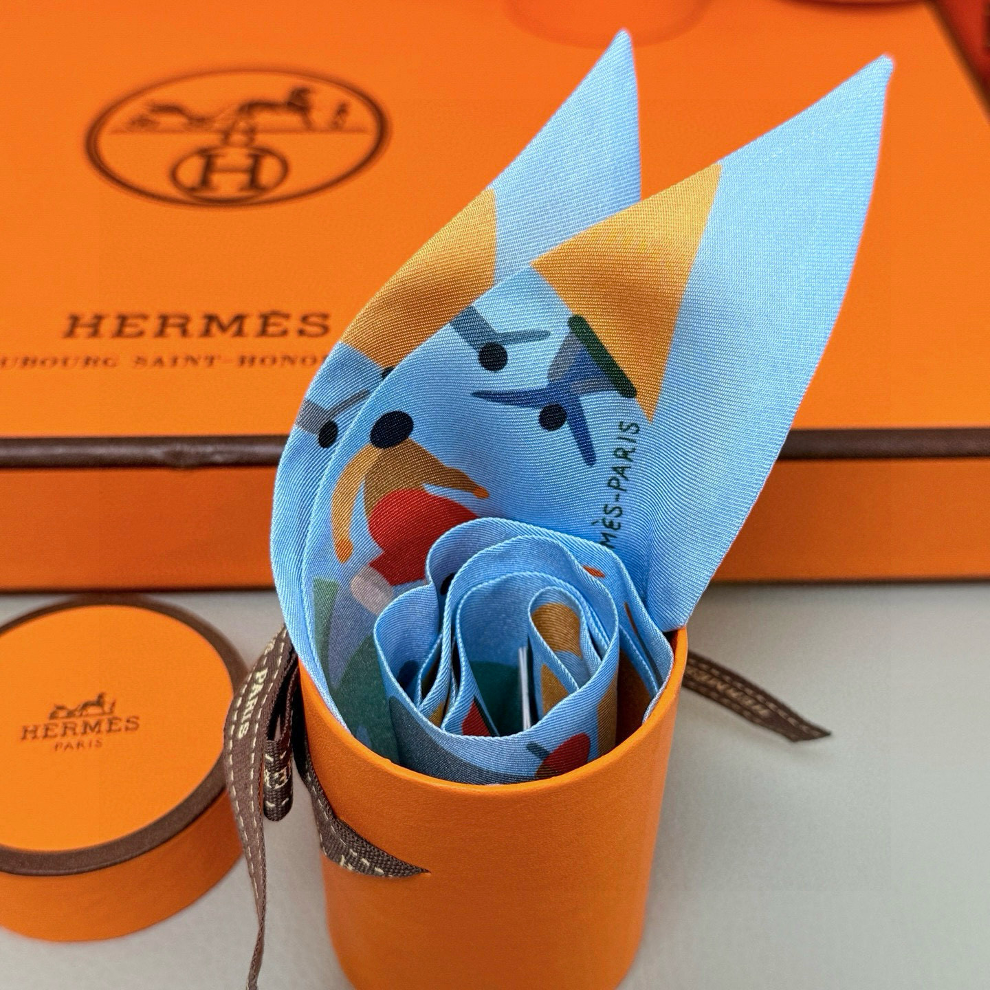 。爱马仕Hermes “自由姿態 ”Twilly小丝巾
Twilly真丝缎带（100%桑蚕丝）。
这款小