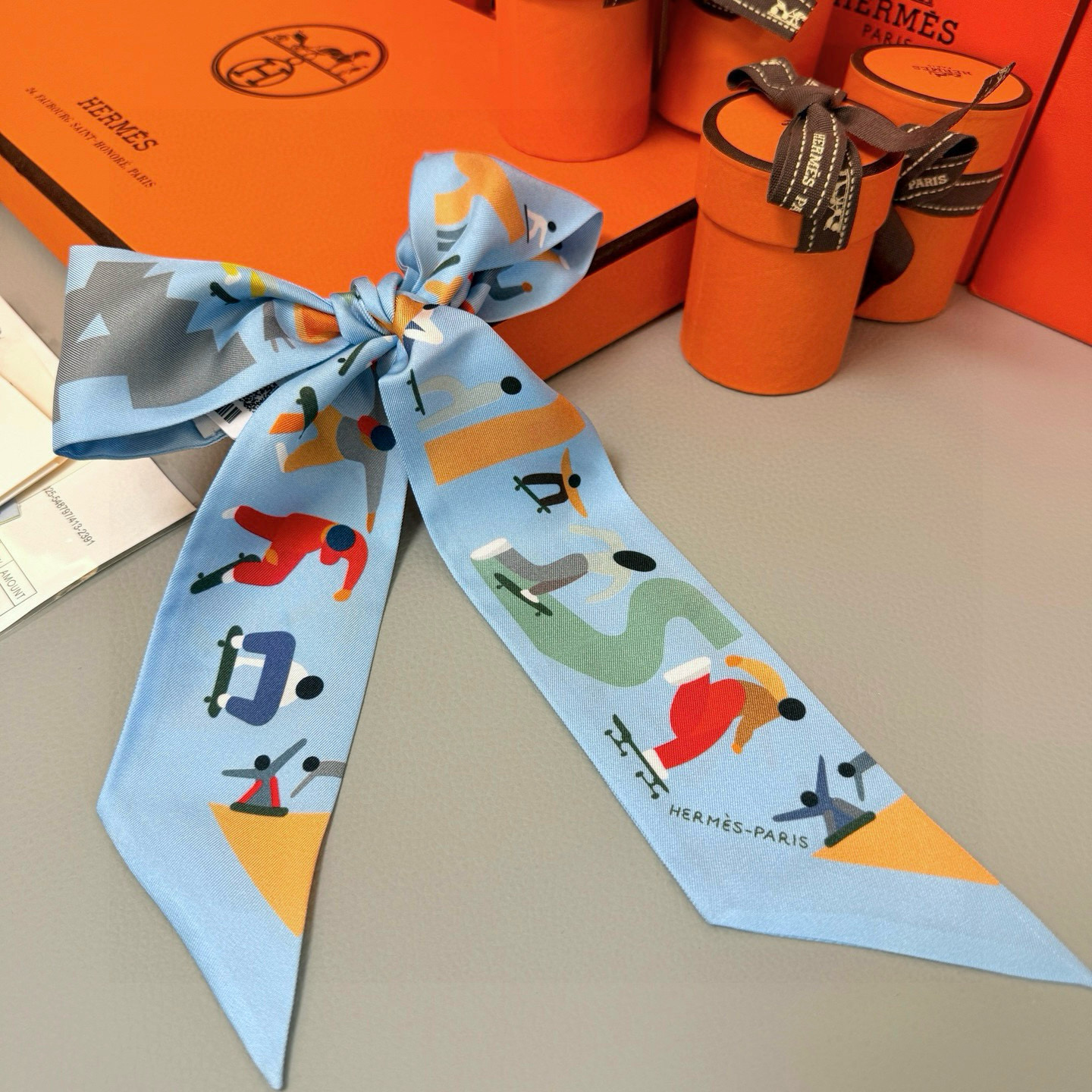 。爱马仕Hermes “自由姿態 ”Twilly小丝巾
Twilly真丝缎带（100%桑蚕丝）。
这款小