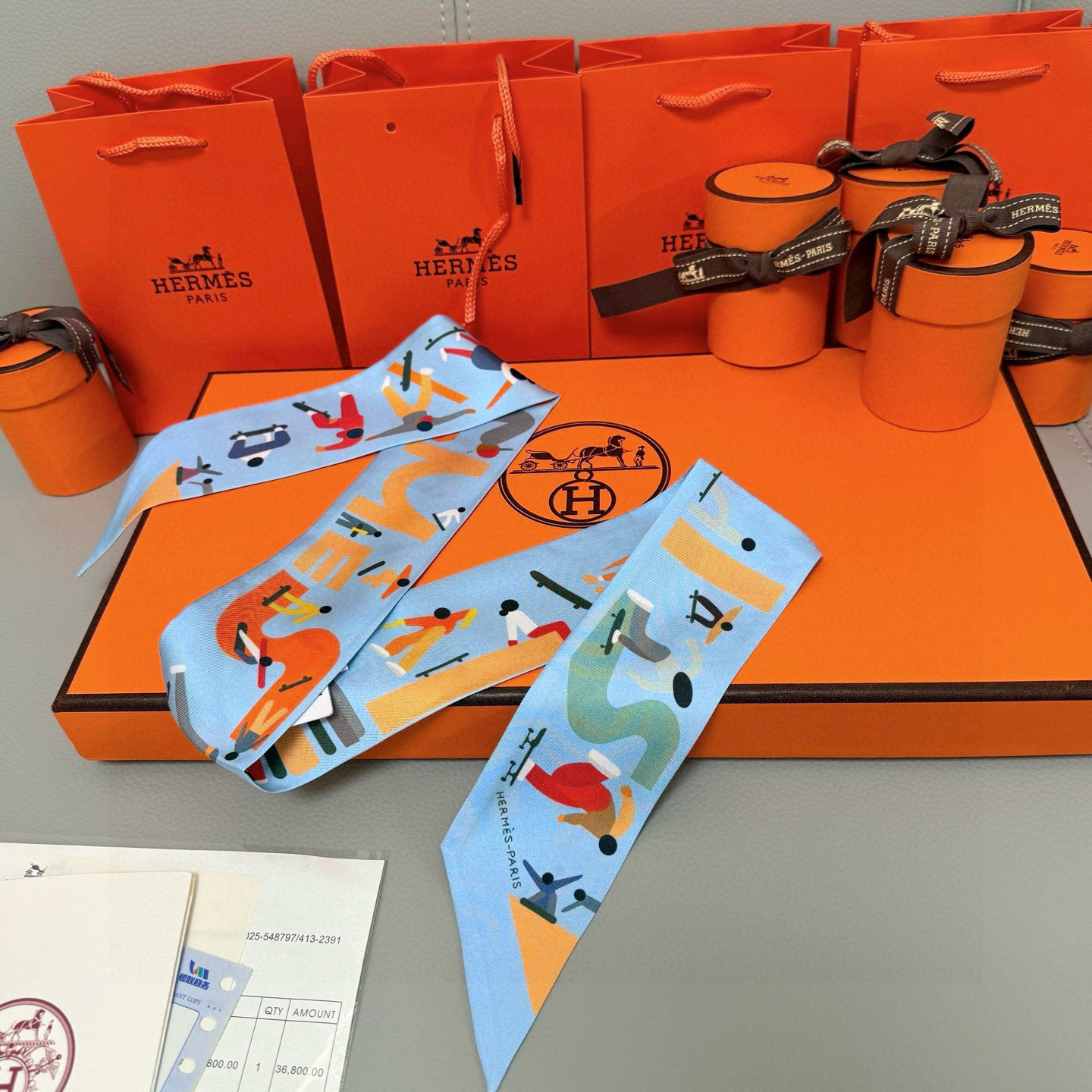 。爱马仕Hermes “自由姿態 ”Twilly小丝巾
Twilly真丝缎带（100%桑蚕丝）。
这款小