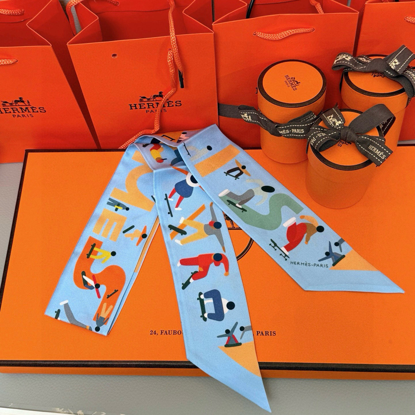 。爱马仕Hermes “自由姿態 ”Twilly小丝巾
Twilly真丝缎带（100%桑蚕丝）。
这款小