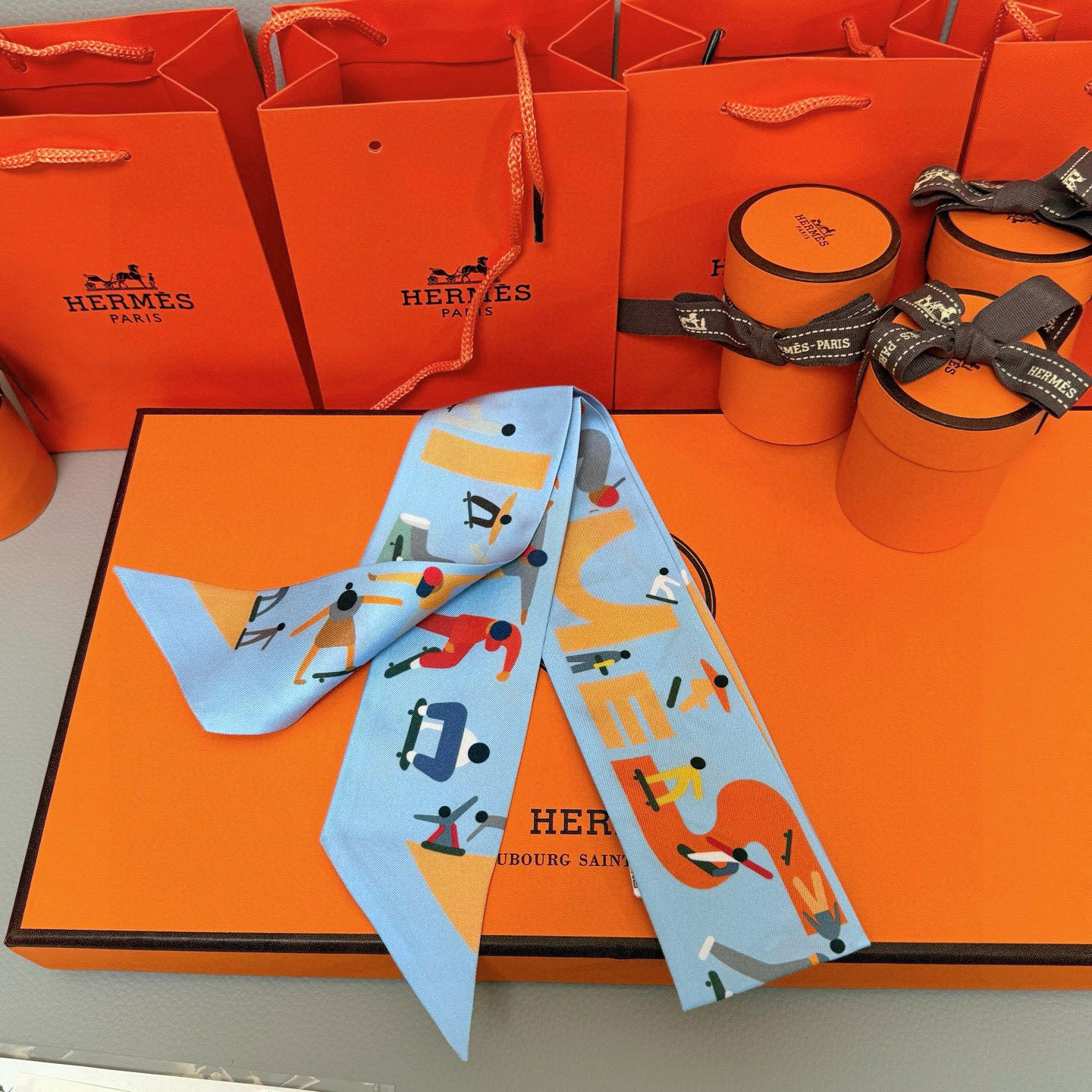 。爱马仕Hermes “自由姿態 ”Twilly小丝巾
Twilly真丝缎带（100%桑蚕丝）。
这款小