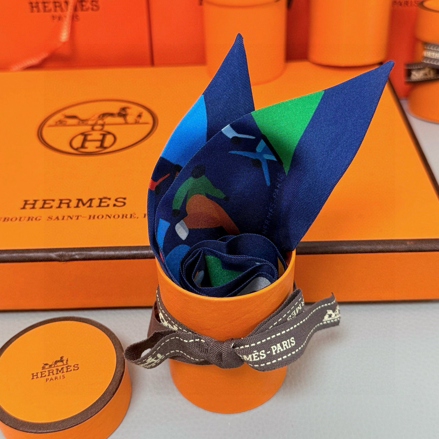 。爱马仕Hermes “自由姿態 ”Twilly小丝巾
Twilly真丝缎带（100%桑蚕丝）。
这款小