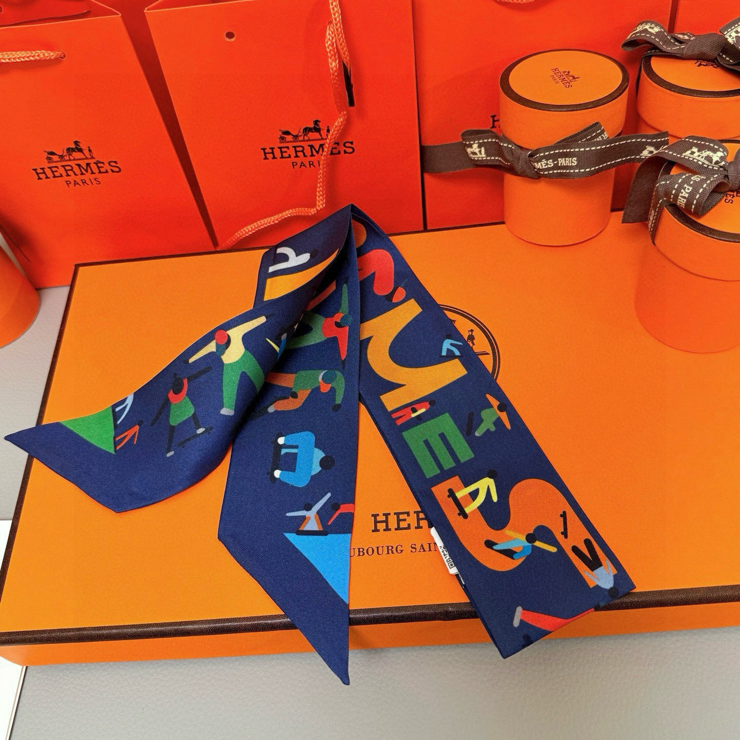 。爱马仕Hermes “自由姿態 ”Twilly小丝巾
Twilly真丝缎带（100%桑蚕丝）。
这款小
