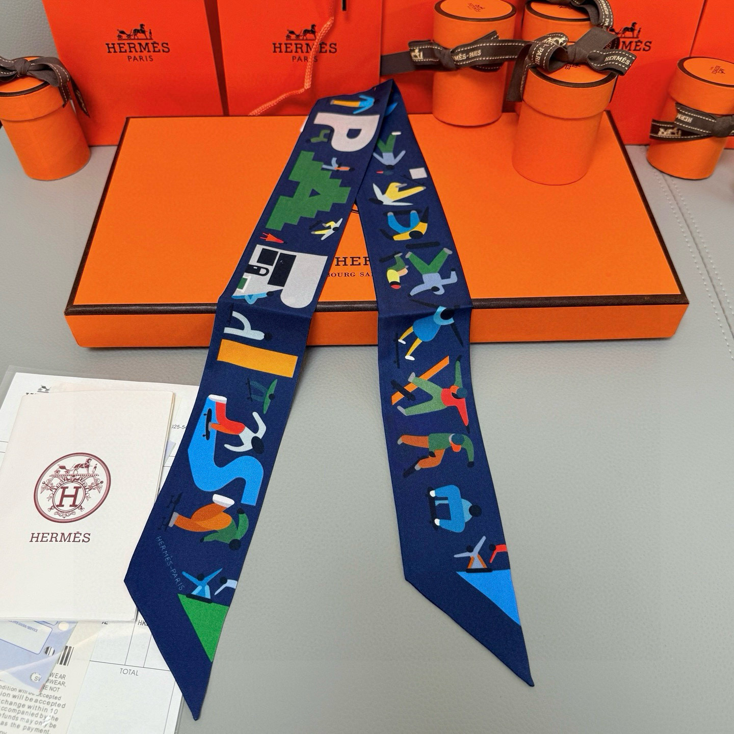 。爱马仕Hermes “自由姿態 ”Twilly小丝巾
Twilly真丝缎带（100%桑蚕丝）。
这款小