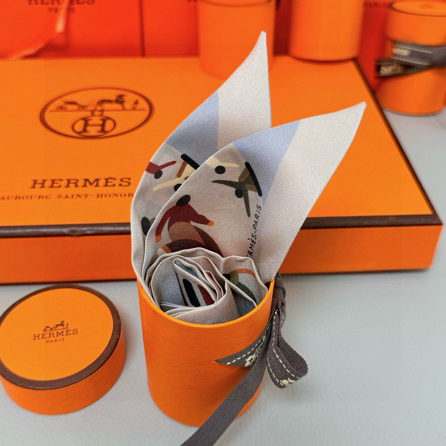 。爱马仕Hermes “自由姿態 ”Twilly小丝巾
Twilly真丝缎带（100%桑蚕丝）。
这款小