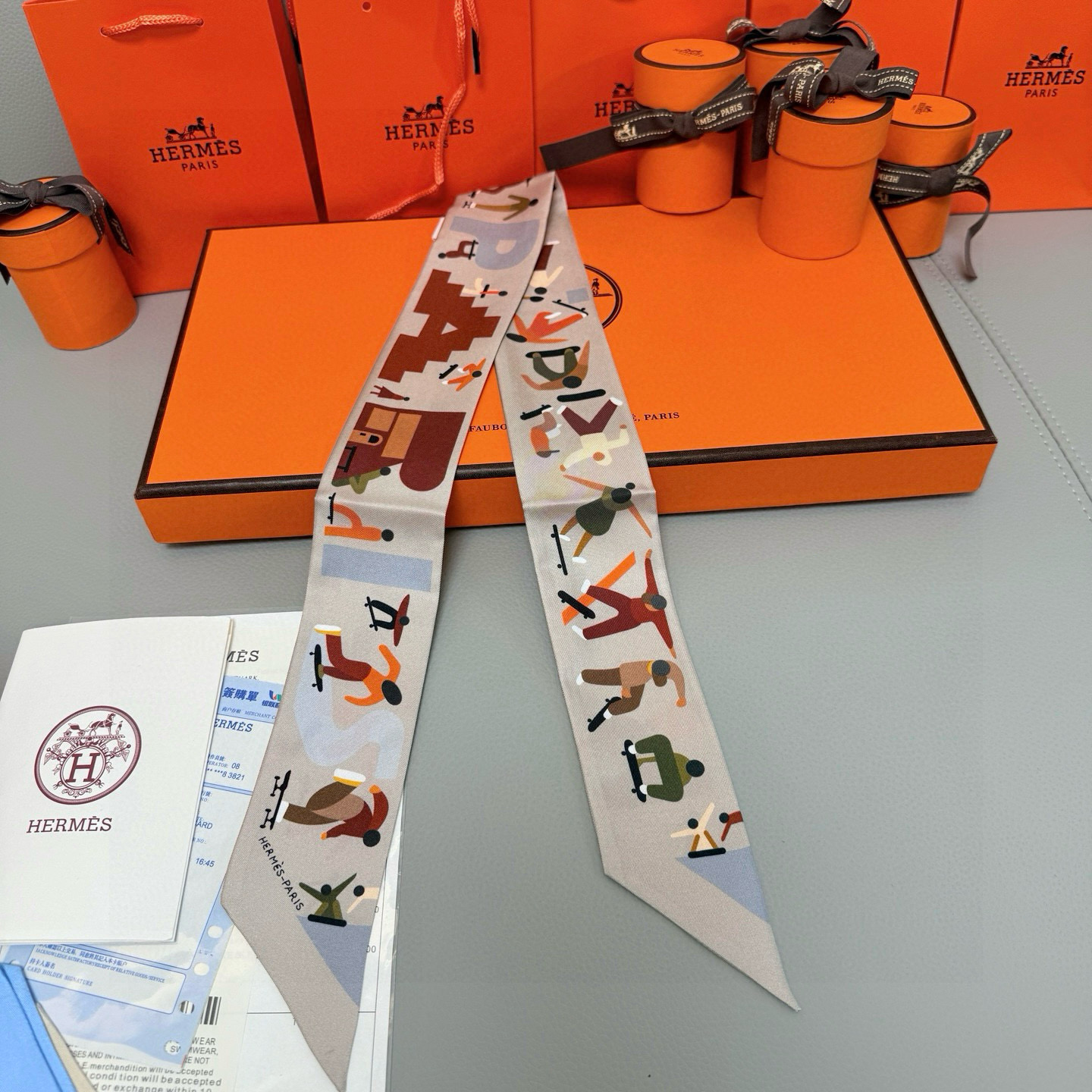 。爱马仕Hermes “自由姿態 ”Twilly小丝巾
Twilly真丝缎带（100%桑蚕丝）。
这款小