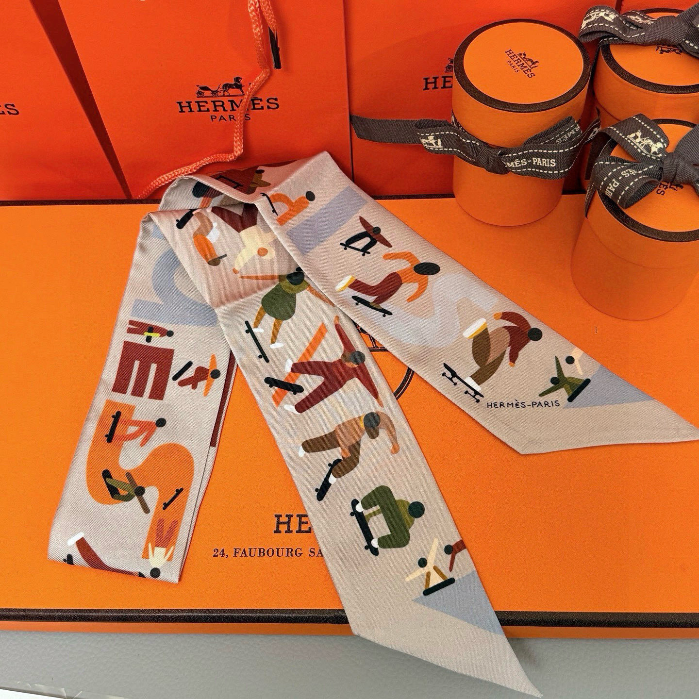 。爱马仕Hermes “自由姿態 ”Twilly小丝巾
Twilly真丝缎带（100%桑蚕丝）。
这款小
