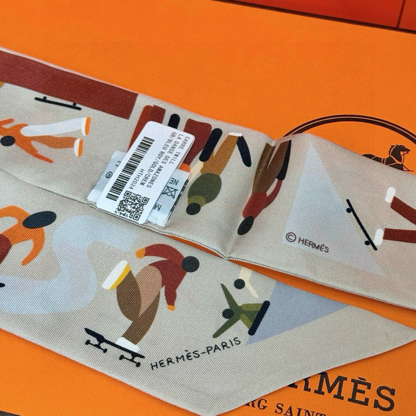 。爱马仕Hermes “自由姿態 ”Twilly小丝巾
Twilly真丝缎带（100%桑蚕丝）。
这款小