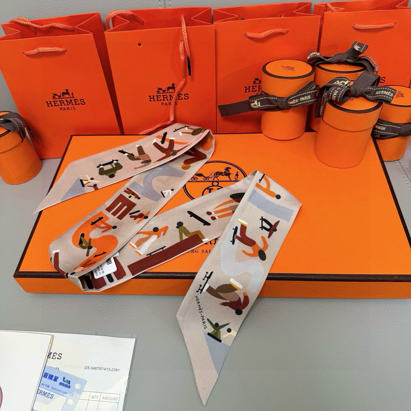 。爱马仕Hermes “自由姿態 ”Twilly小丝巾
Twilly真丝缎带（100%桑蚕丝）。
这款小