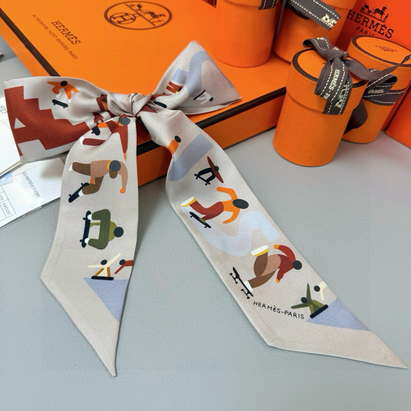 。爱马仕Hermes “自由姿態 ”Twilly小丝巾
Twilly真丝缎带（100%桑蚕丝）。
这款小