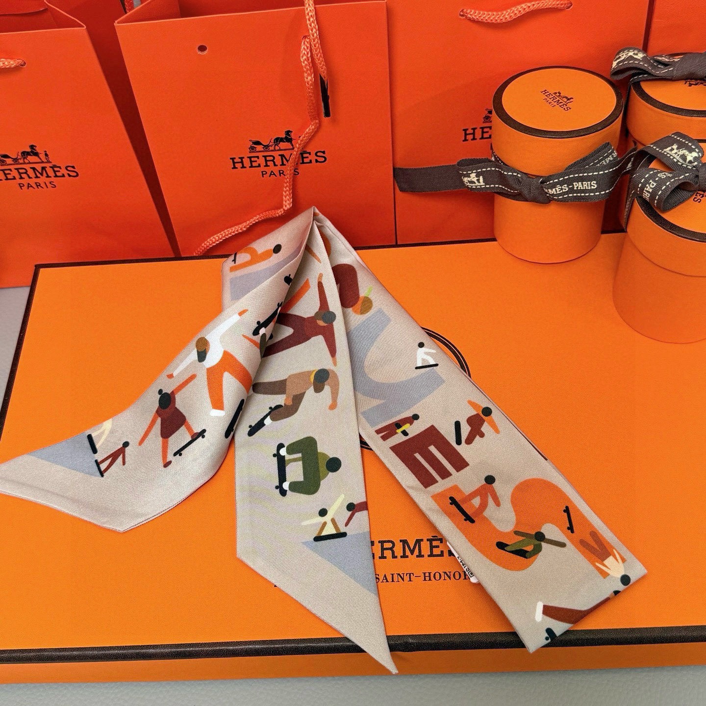 。爱马仕Hermes “自由姿態 ”Twilly小丝巾
Twilly真丝缎带（100%桑蚕丝）。
这款小