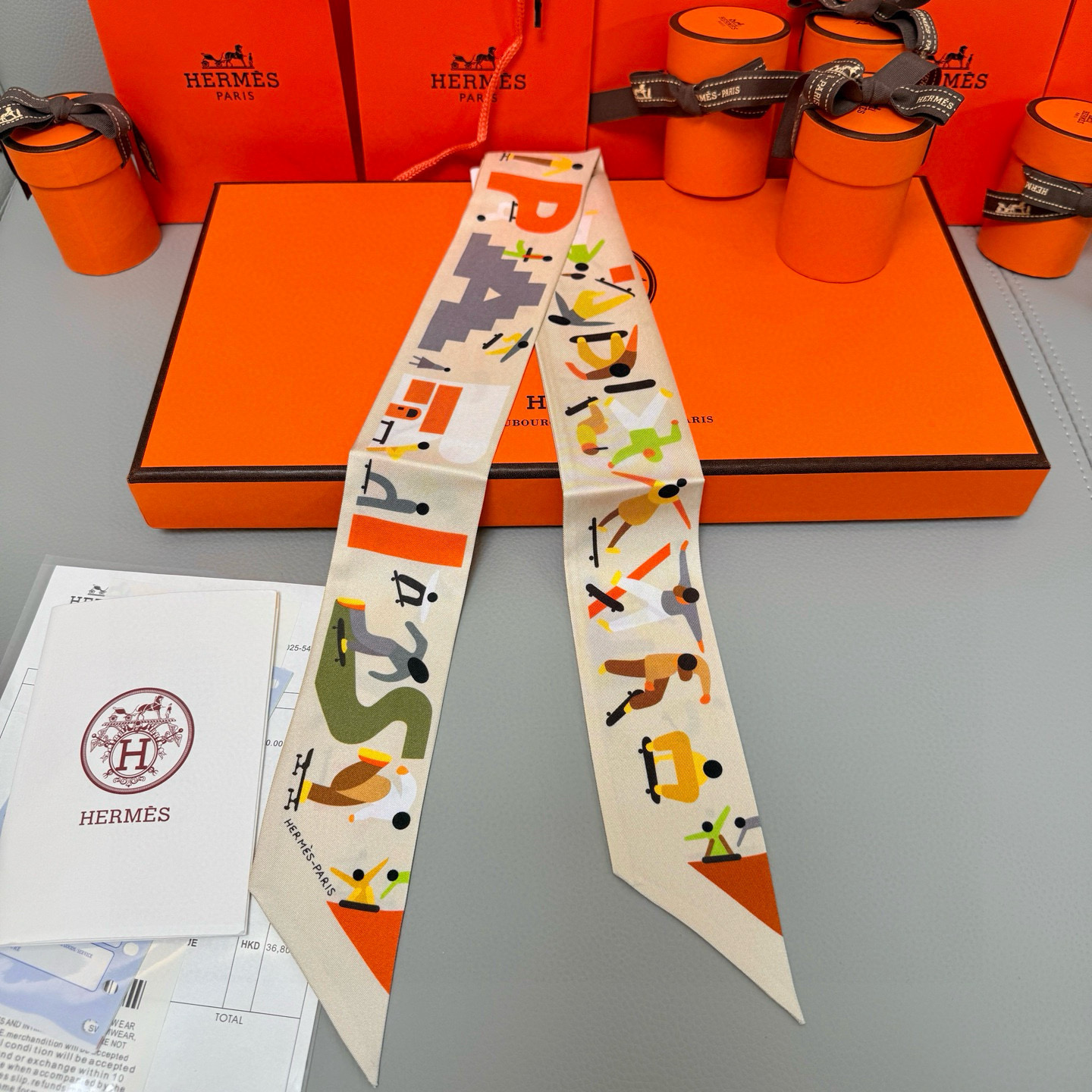 。爱马仕Hermes “自由姿態 ”Twilly小丝巾
Twilly真丝缎带（100%桑蚕丝）。
这款小