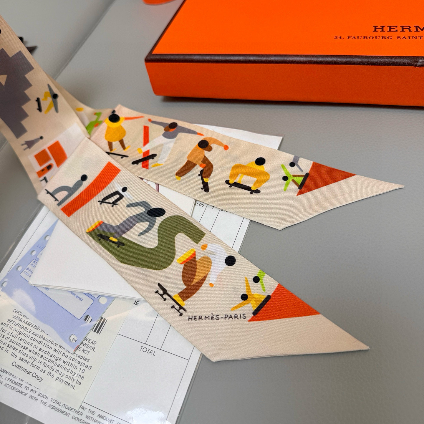 。爱马仕Hermes “自由姿態 ”Twilly小丝巾
Twilly真丝缎带（100%桑蚕丝）。
这款小