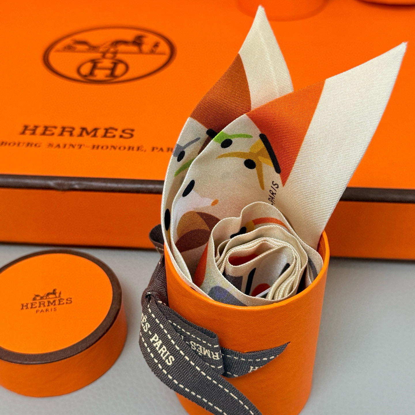 。爱马仕Hermes “自由姿態 ”Twilly小丝巾
Twilly真丝缎带（100%桑蚕丝）。
这款小