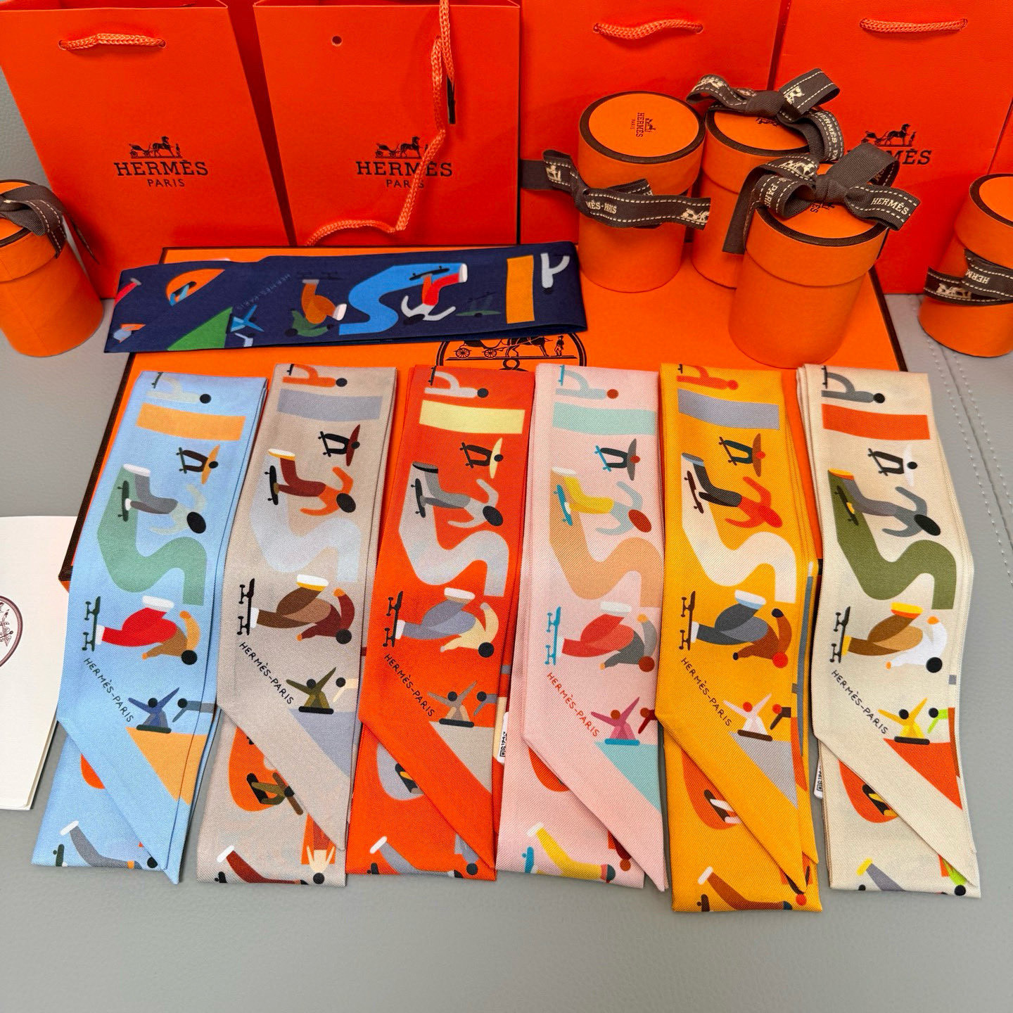 。爱马仕Hermes “自由姿態 ”Twilly小丝巾
Twilly真丝缎带（100%桑蚕丝）。
这款小