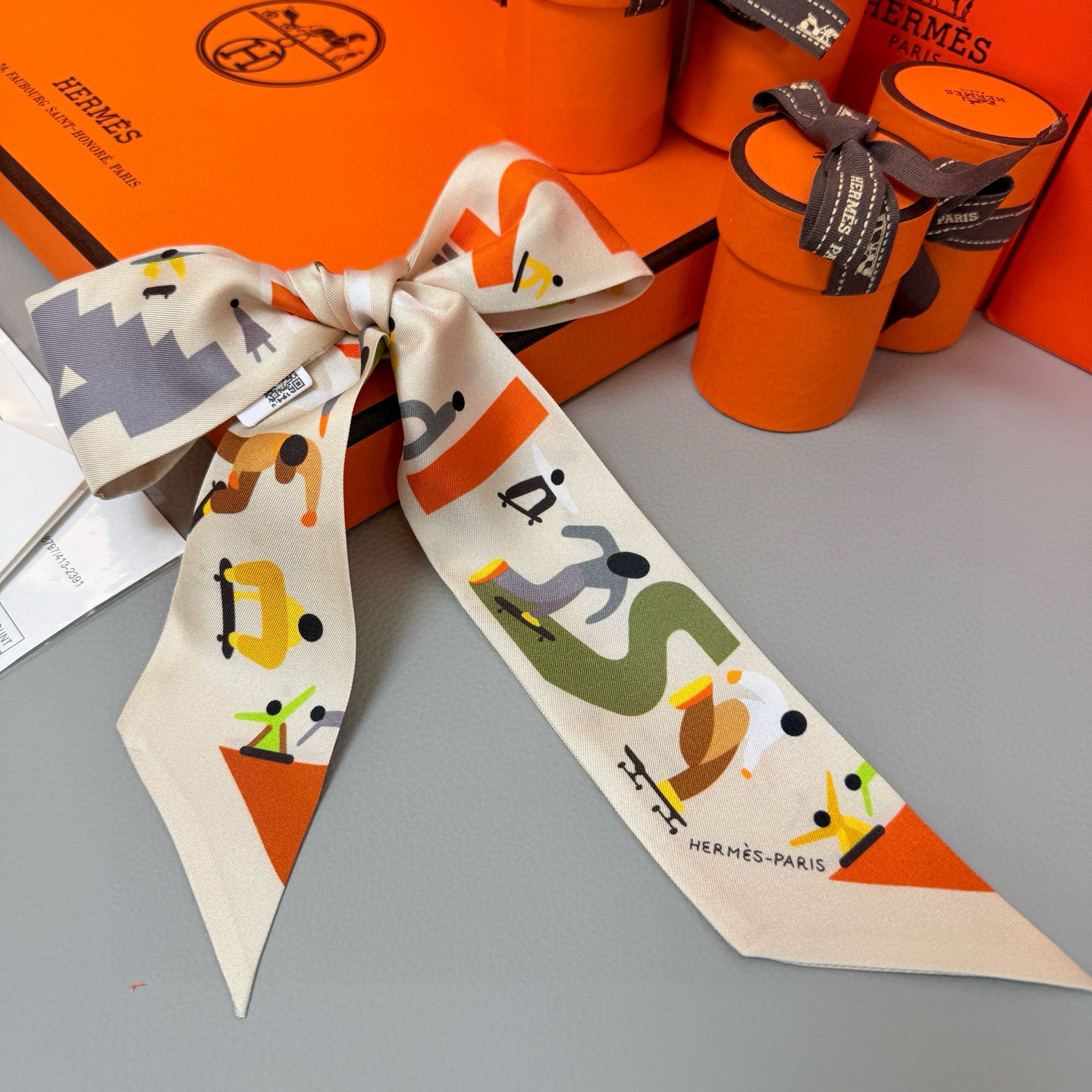 。爱马仕Hermes “自由姿態 ”Twilly小丝巾
Twilly真丝缎带（100%桑蚕丝）。
这款小