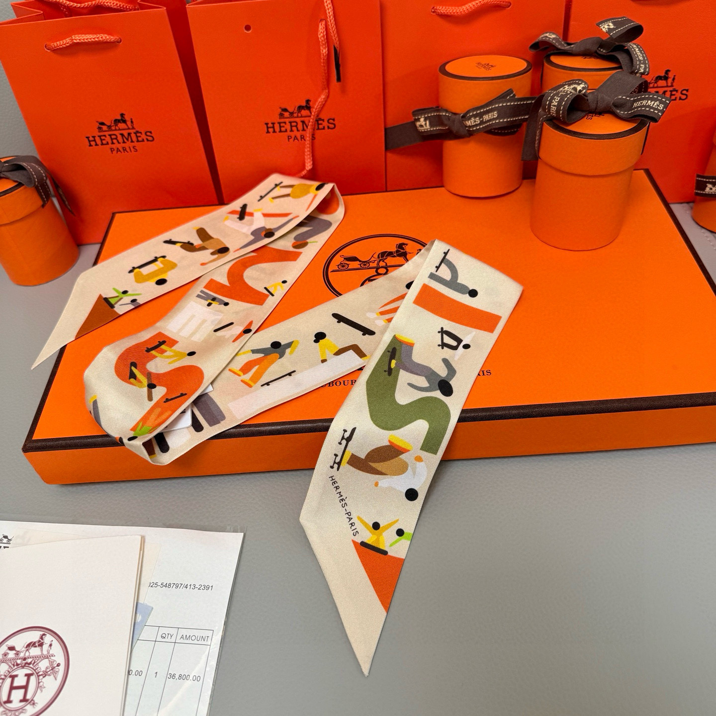 。爱马仕Hermes “自由姿態 ”Twilly小丝巾
Twilly真丝缎带（100%桑蚕丝）。
这款小