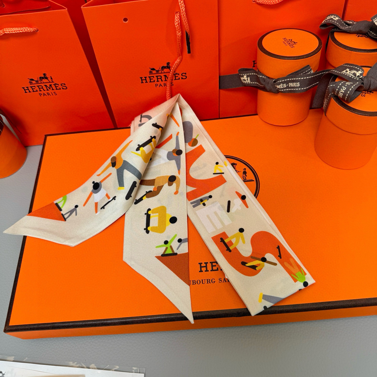 。爱马仕Hermes “自由姿態 ”Twilly小丝巾
Twilly真丝缎带（100%桑蚕丝）。
这款小