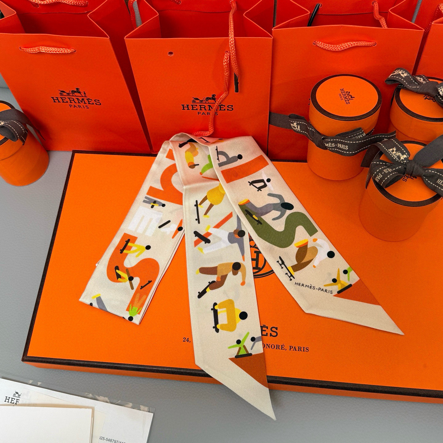 。爱马仕Hermes “自由姿態 ”Twilly小丝巾
Twilly真丝缎带（100%桑蚕丝）。
这款小