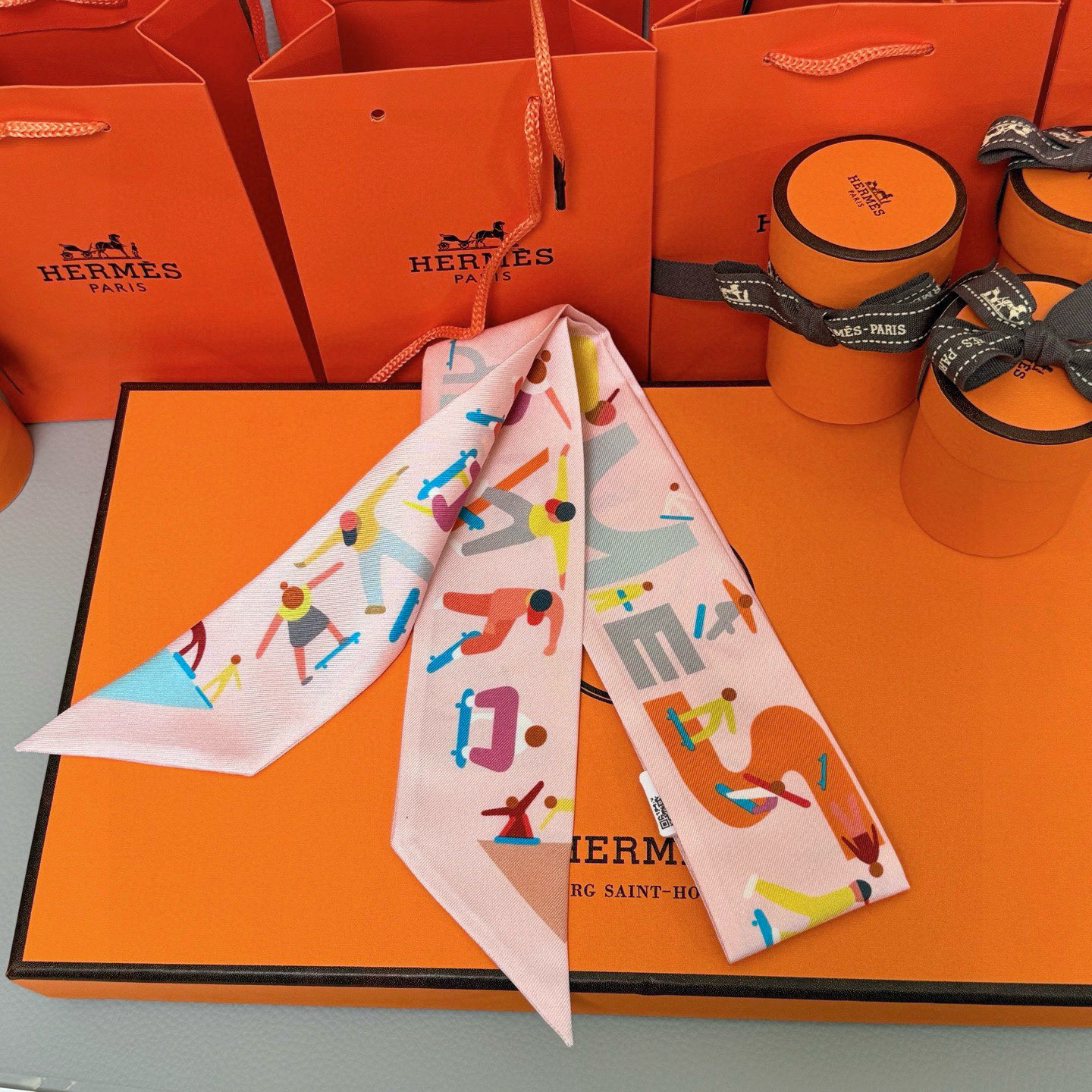 。爱马仕Hermes “自由姿態 ”Twilly小丝巾
Twilly真丝缎带（100%桑蚕丝）。
这款小