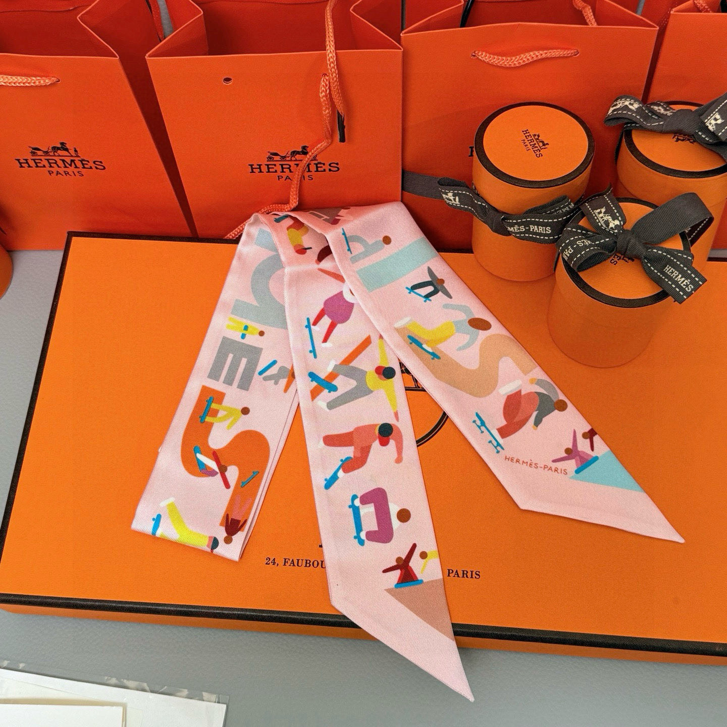 。爱马仕Hermes “自由姿態 ”Twilly小丝巾
Twilly真丝缎带（100%桑蚕丝）。
这款小