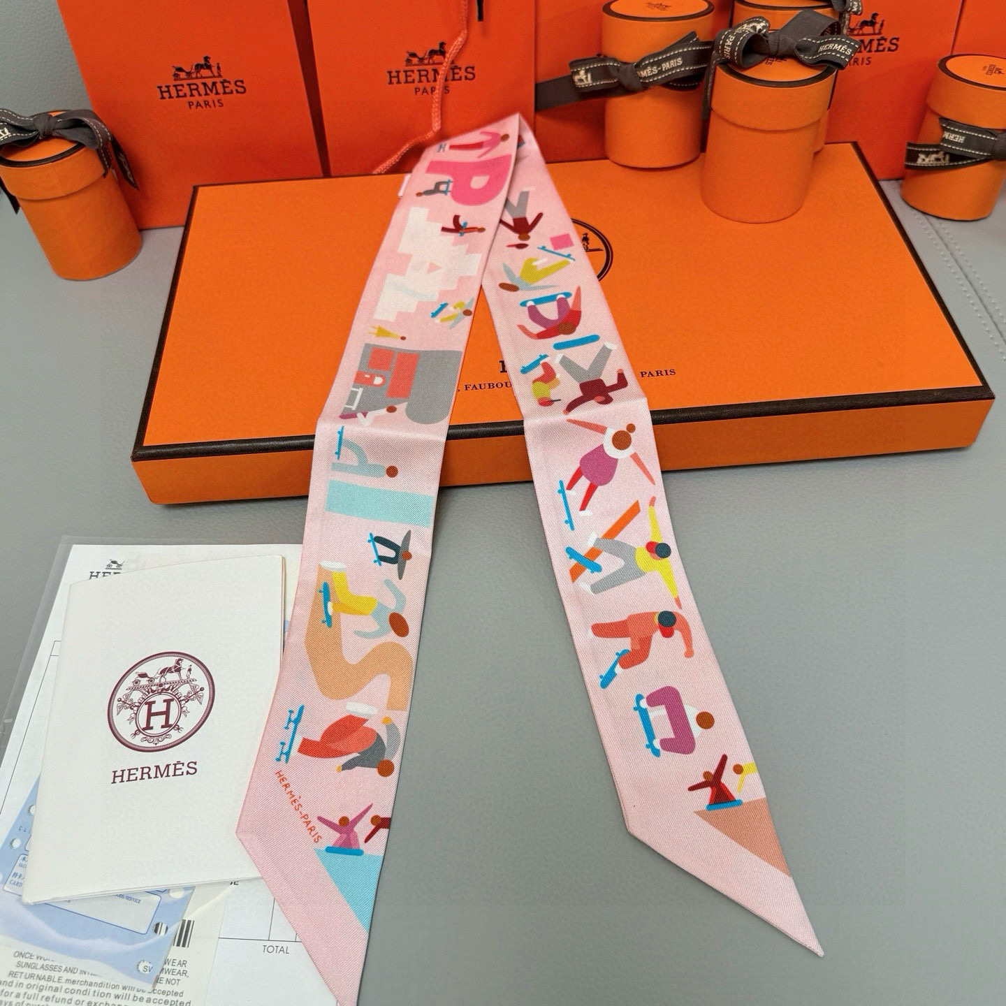 。爱马仕Hermes “自由姿態 ”Twilly小丝巾
Twilly真丝缎带（100%桑蚕丝）。
这款小