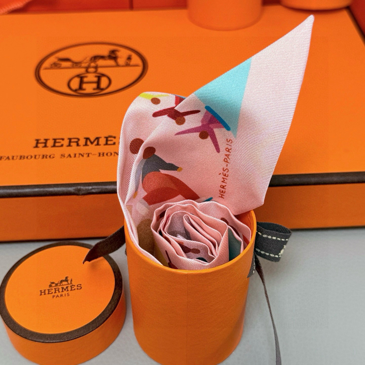 。爱马仕Hermes “自由姿態 ”Twilly小丝巾
Twilly真丝缎带（100%桑蚕丝）。
这款小