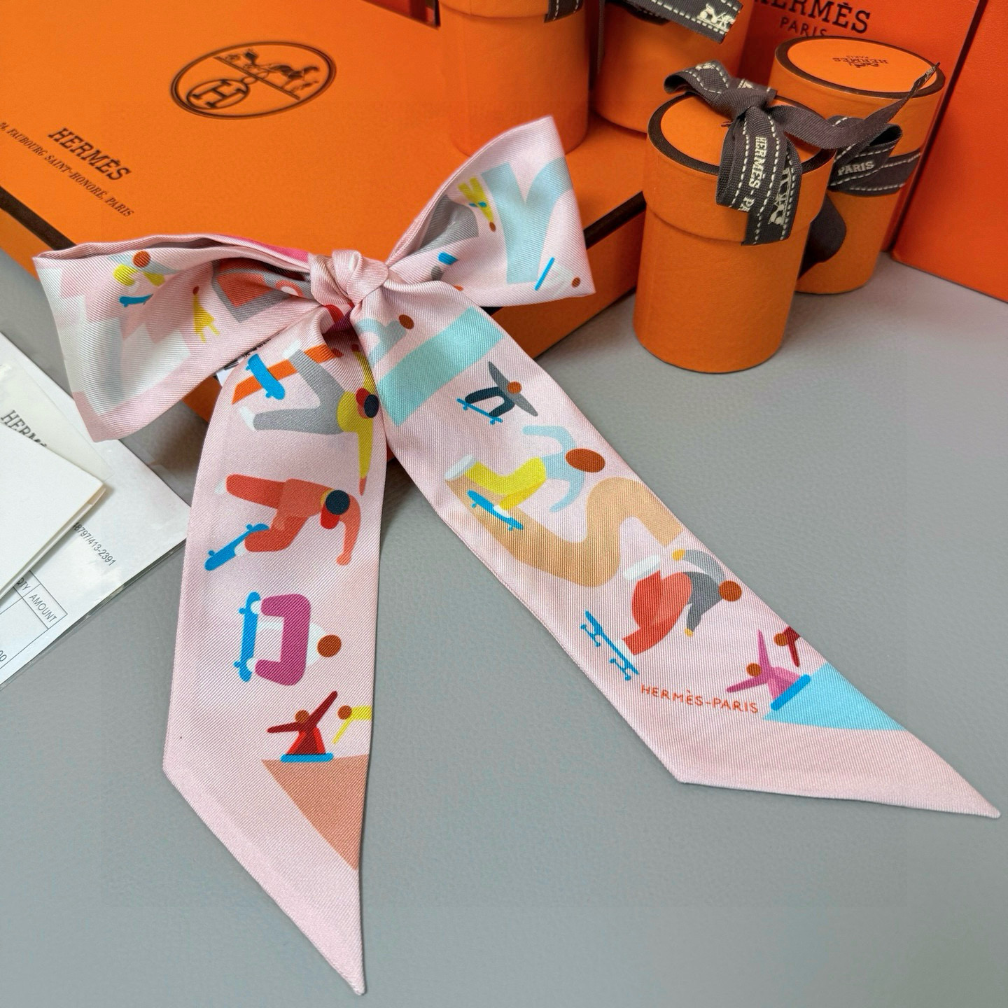 。爱马仕Hermes “自由姿態 ”Twilly小丝巾
Twilly真丝缎带（100%桑蚕丝）。
这款小