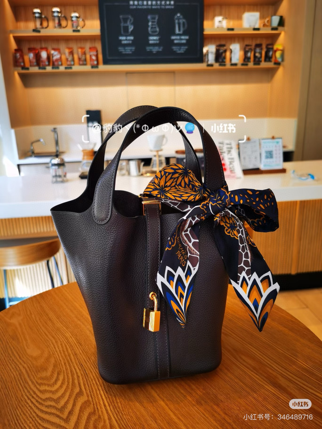 。爱马仕Hermes “美惠三女神”Twilly小丝巾
Twilly小丝巾（100%桑蚕丝）重磅18姆米