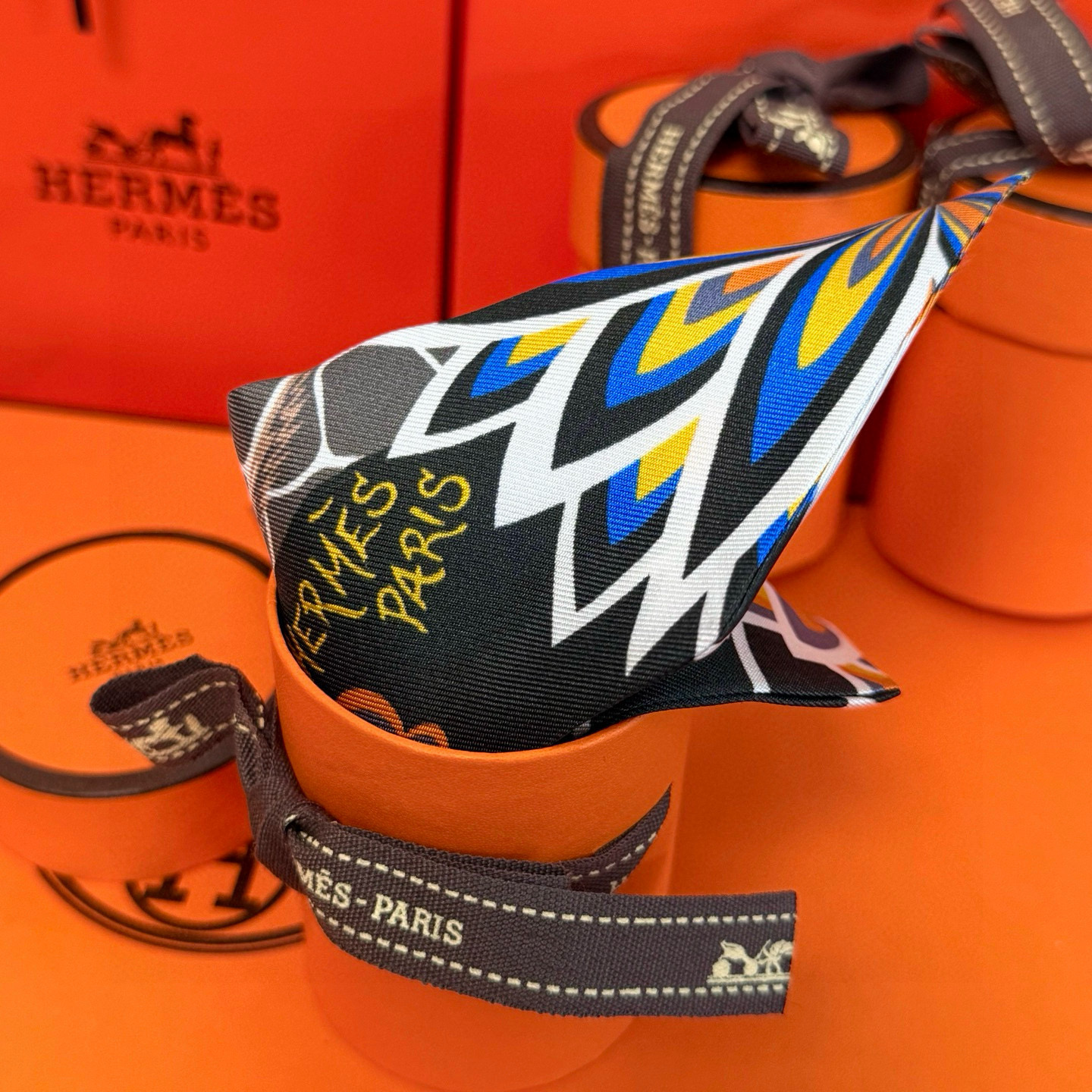 。爱马仕Hermes “美惠三女神”Twilly小丝巾
Twilly小丝巾（100%桑蚕丝）重磅18姆米