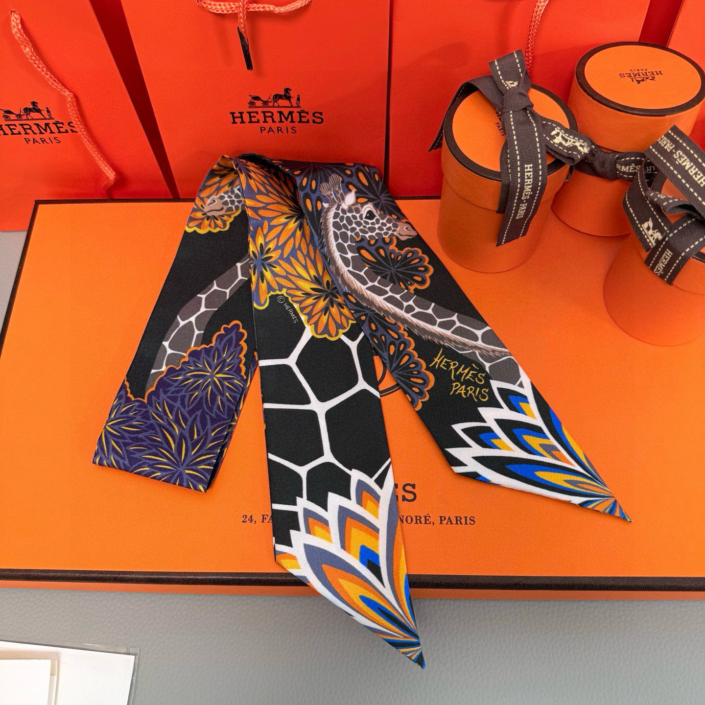 。爱马仕Hermes “美惠三女神”Twilly小丝巾
Twilly小丝巾（100%桑蚕丝）重磅18姆米