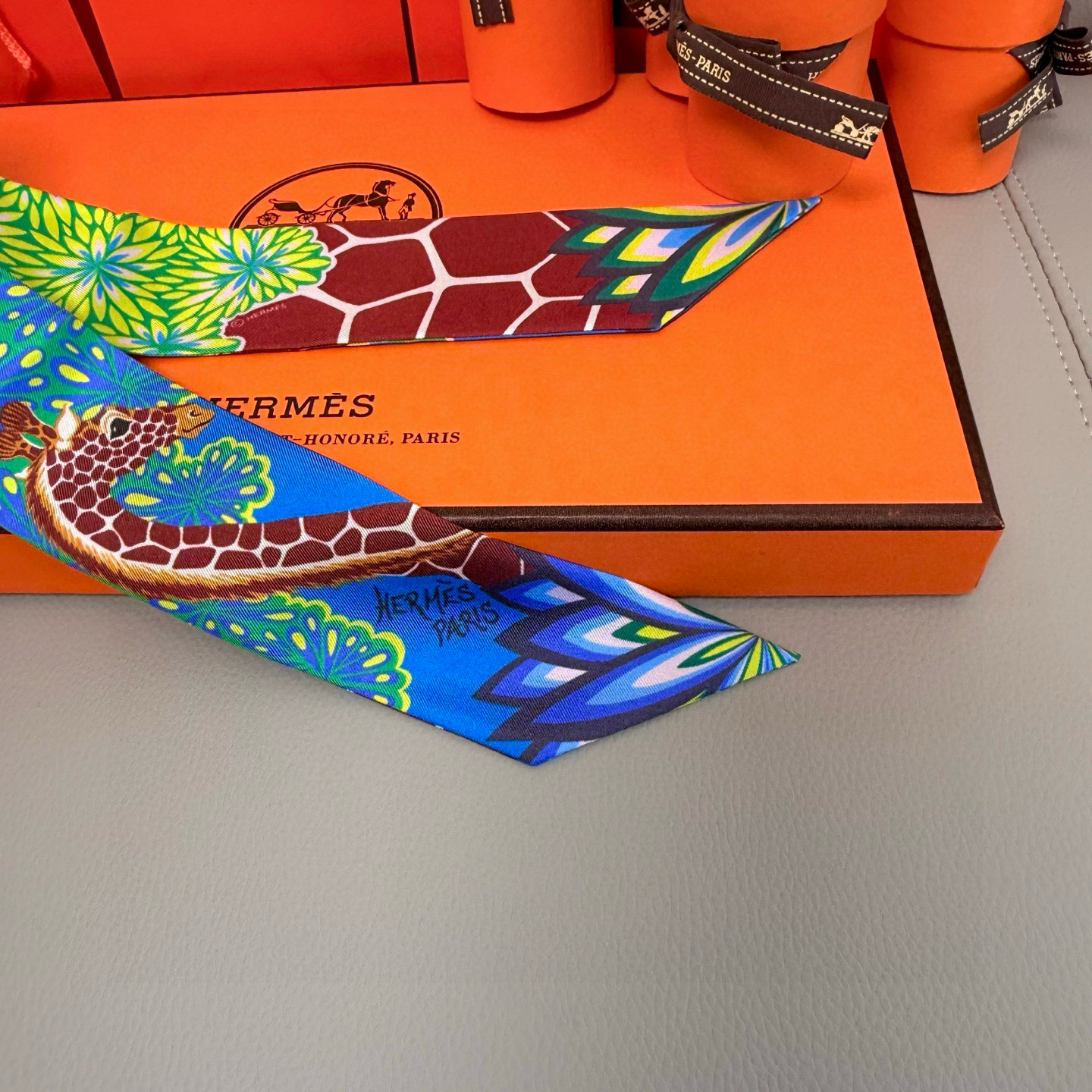 。爱马仕Hermes “美惠三女神”Twilly小丝巾
Twilly小丝巾（100%桑蚕丝）重磅18姆米