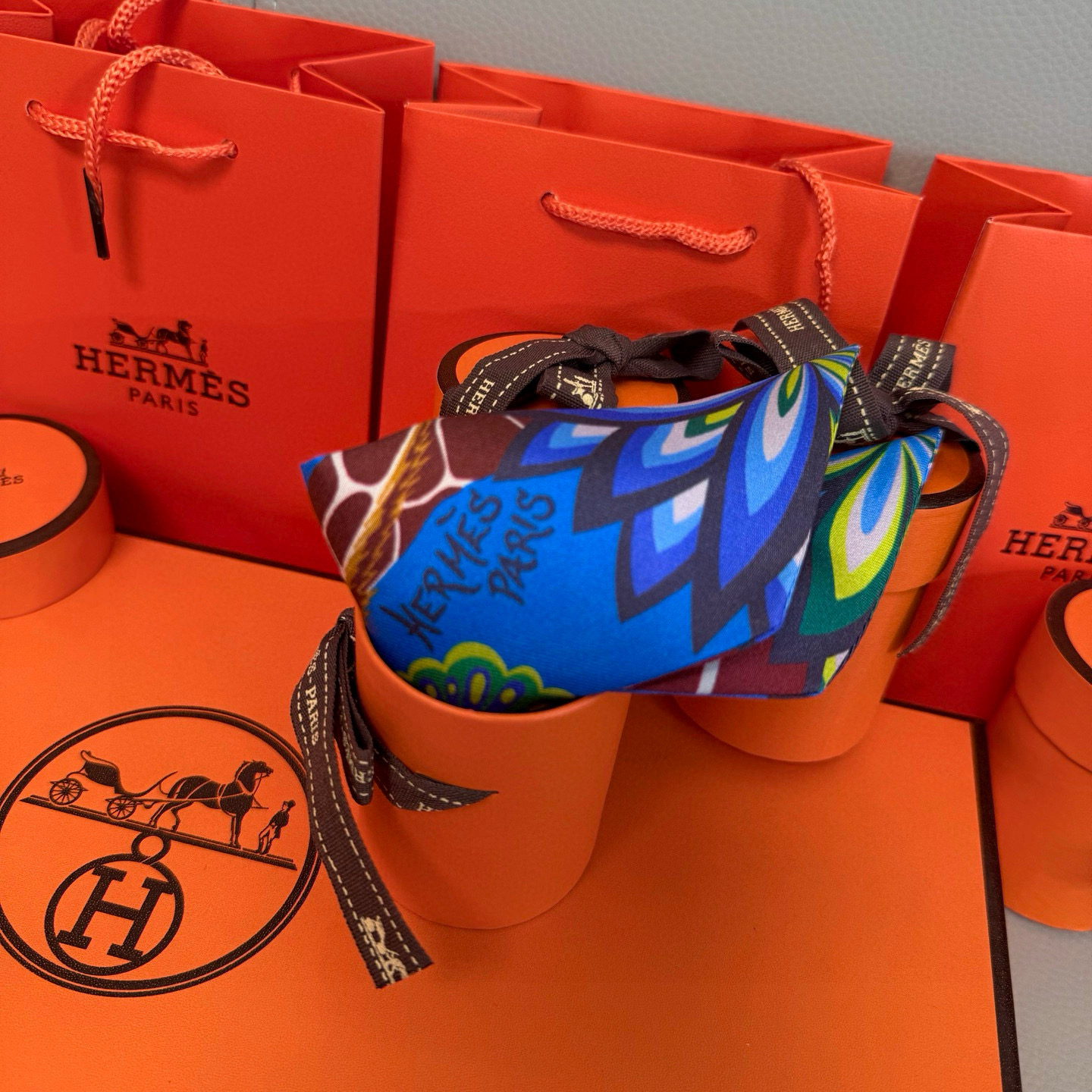 。爱马仕Hermes “美惠三女神”Twilly小丝巾
Twilly小丝巾（100%桑蚕丝）重磅18姆米
