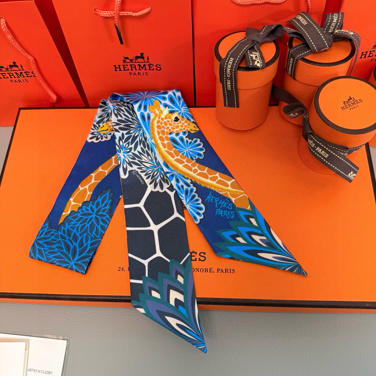 。爱马仕Hermes “美惠三女神”Twilly小丝巾
Twilly小丝巾（100%桑蚕丝）重磅18姆米