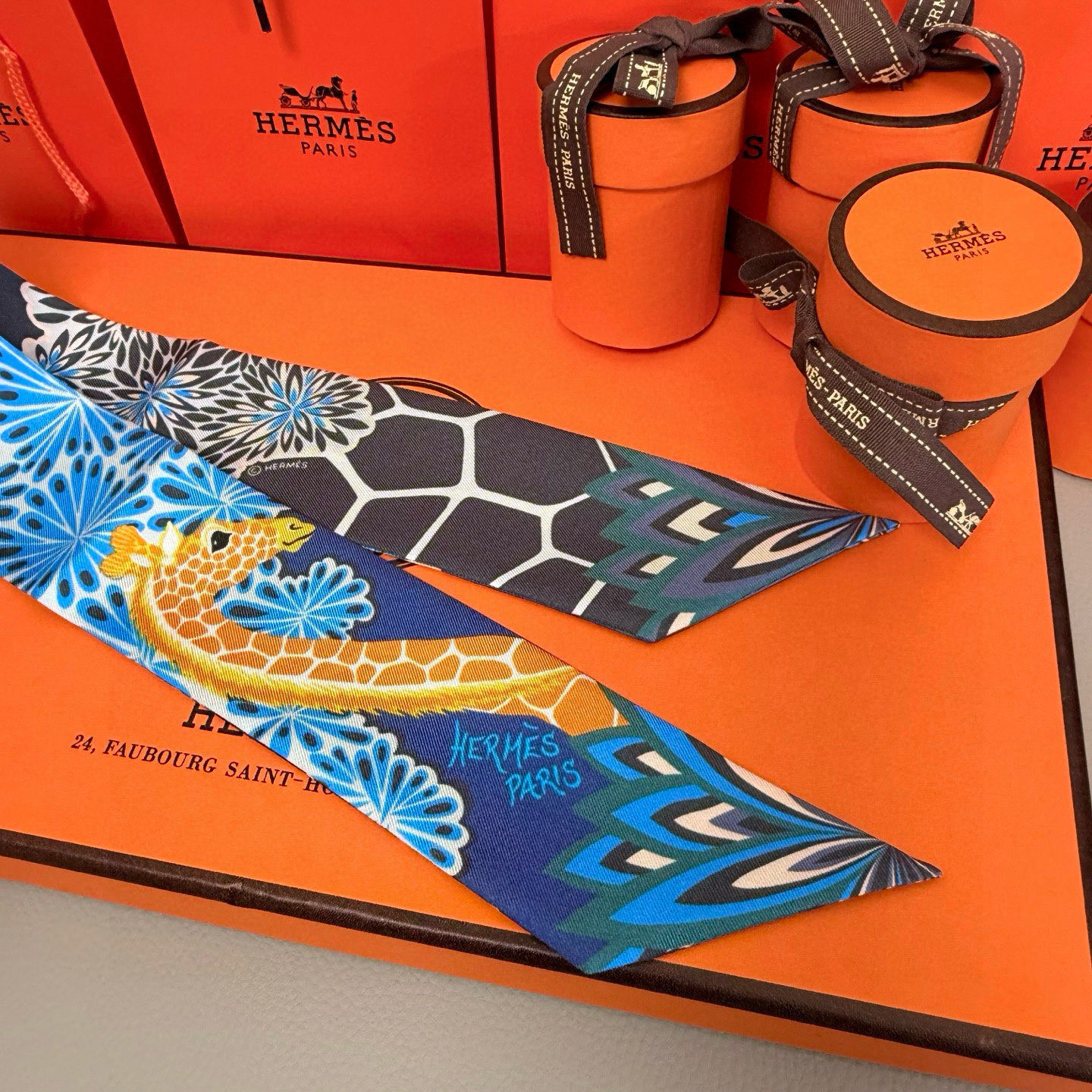 。爱马仕Hermes “美惠三女神”Twilly小丝巾
Twilly小丝巾（100%桑蚕丝）重磅18姆米