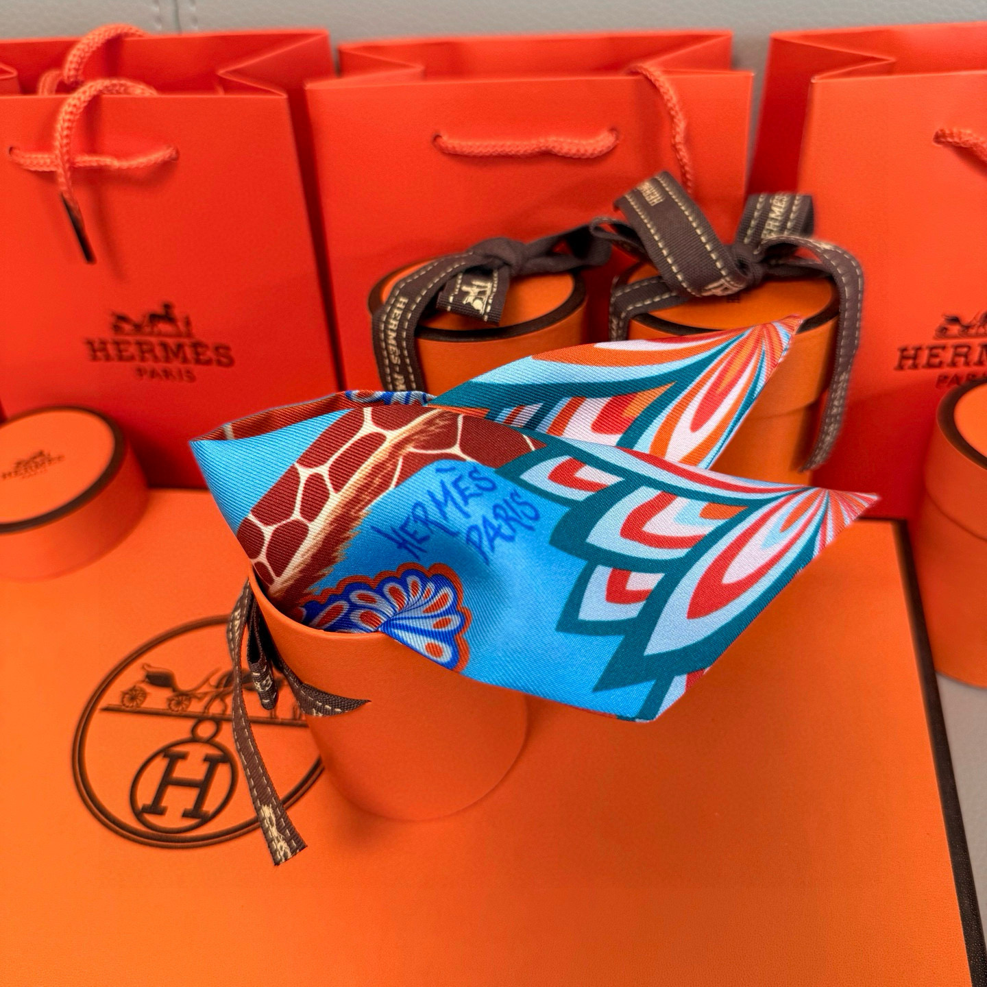 。爱马仕Hermes “美惠三女神”Twilly小丝巾
Twilly小丝巾（100%桑蚕丝）重磅18姆米