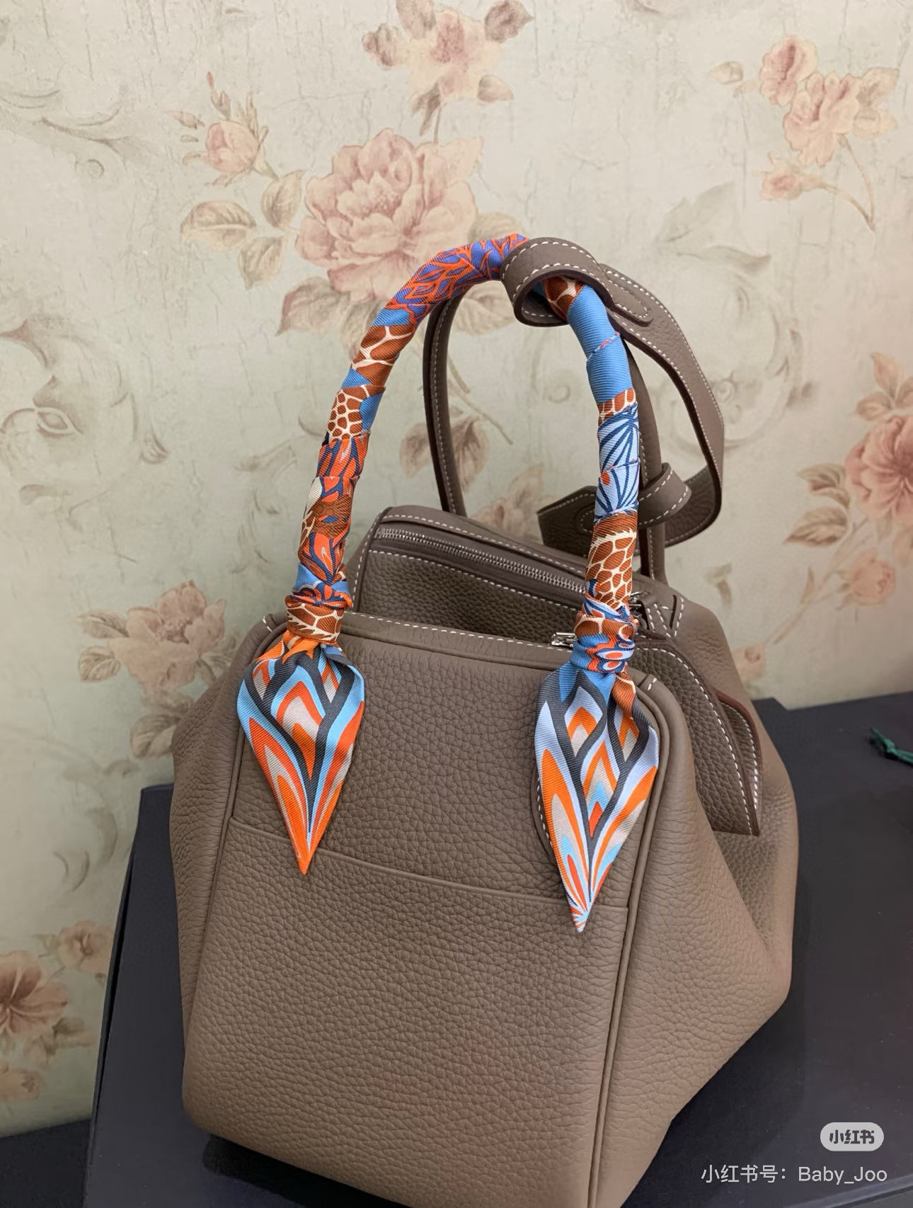 。爱马仕Hermes “美惠三女神”Twilly小丝巾
Twilly小丝巾（100%桑蚕丝）重磅18姆米